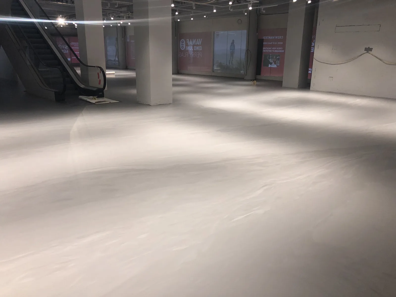 Comforpur 635 betonlook gietvloer in de winkel van aktiesport in rotterdam