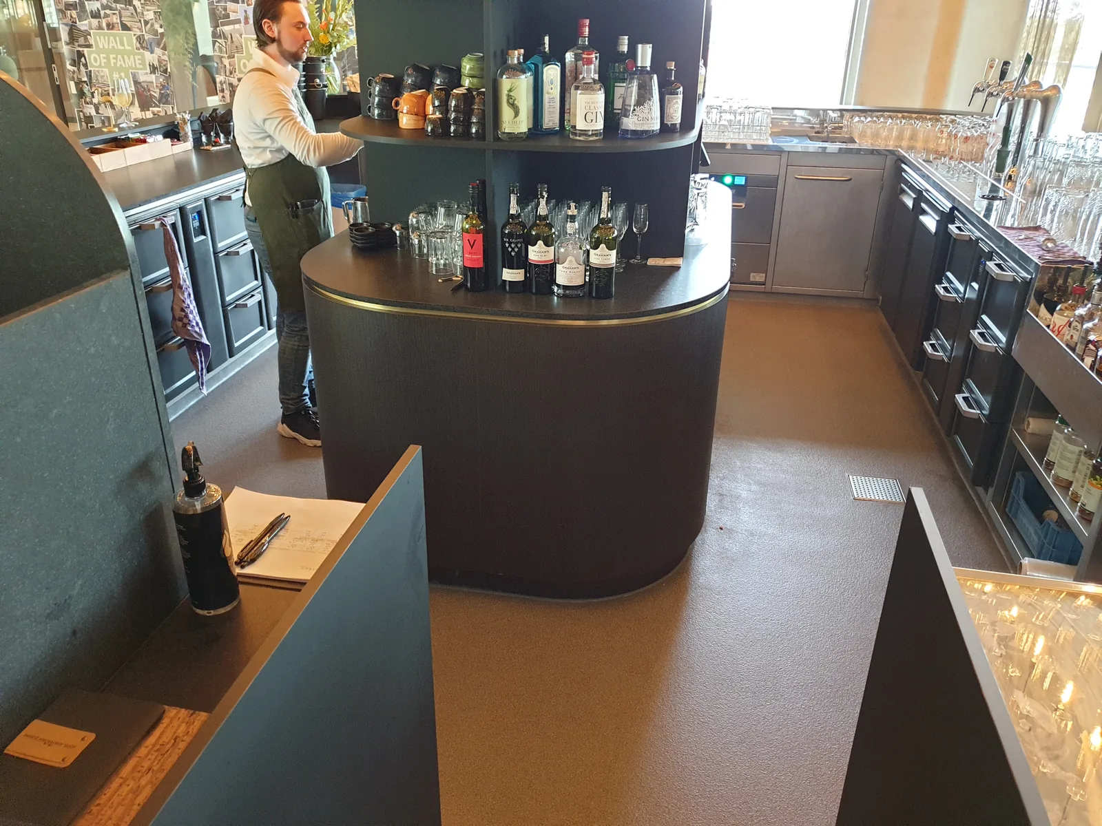 Bruine antislipvloer achter de bar bij Van der Valk Amsterdam Zuidas