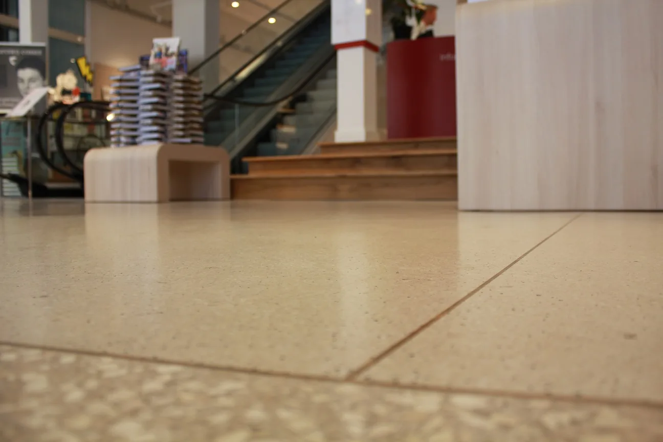 Terrazzovloer in boekhandel scheltema, detail 1