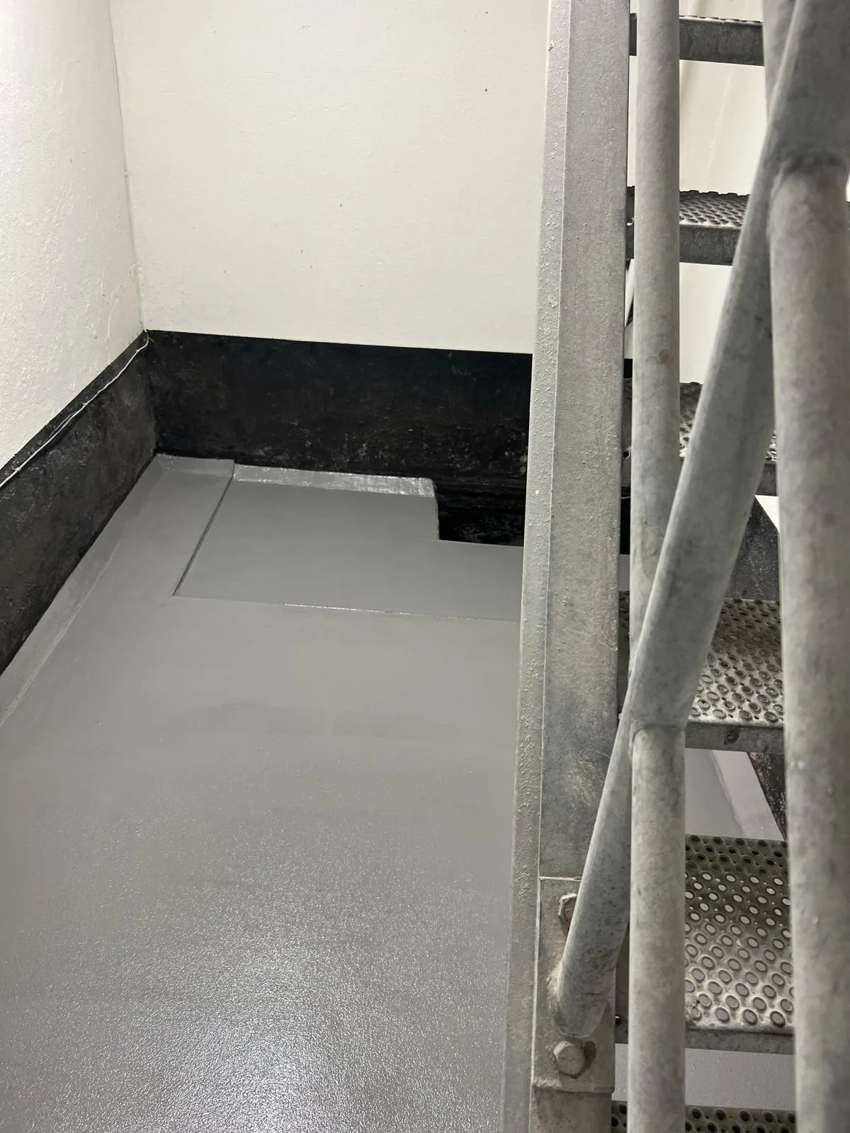 Ucrete BC4 polyurethaanbetonvloer met holle plinten in de ATEX-ruimte van een brouwerij