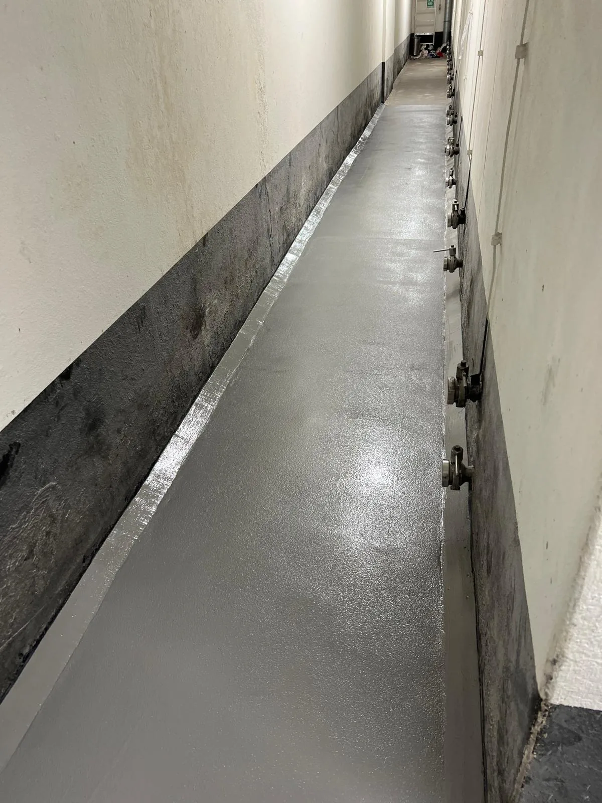 Ucrete BC4 polyurethaanbetonvloer met holle plinten in de ATEX-ruimte van een brouwerij, detail 2