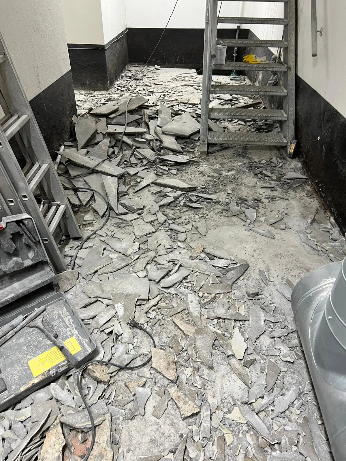 Ucrete BC4 polyurethaanbetonvloer met holle plinten in de ATEX-ruimte van een brouwerij, detail 6