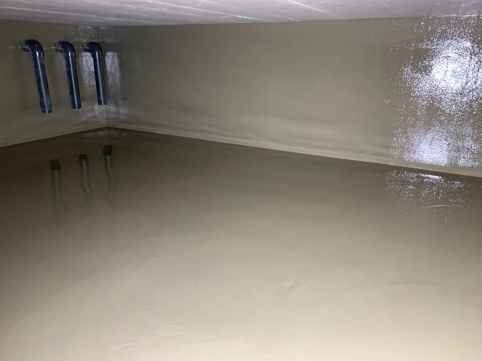 Sikagard 7000 CR chemisch bestendige coating in de bufferbak van een zwembad