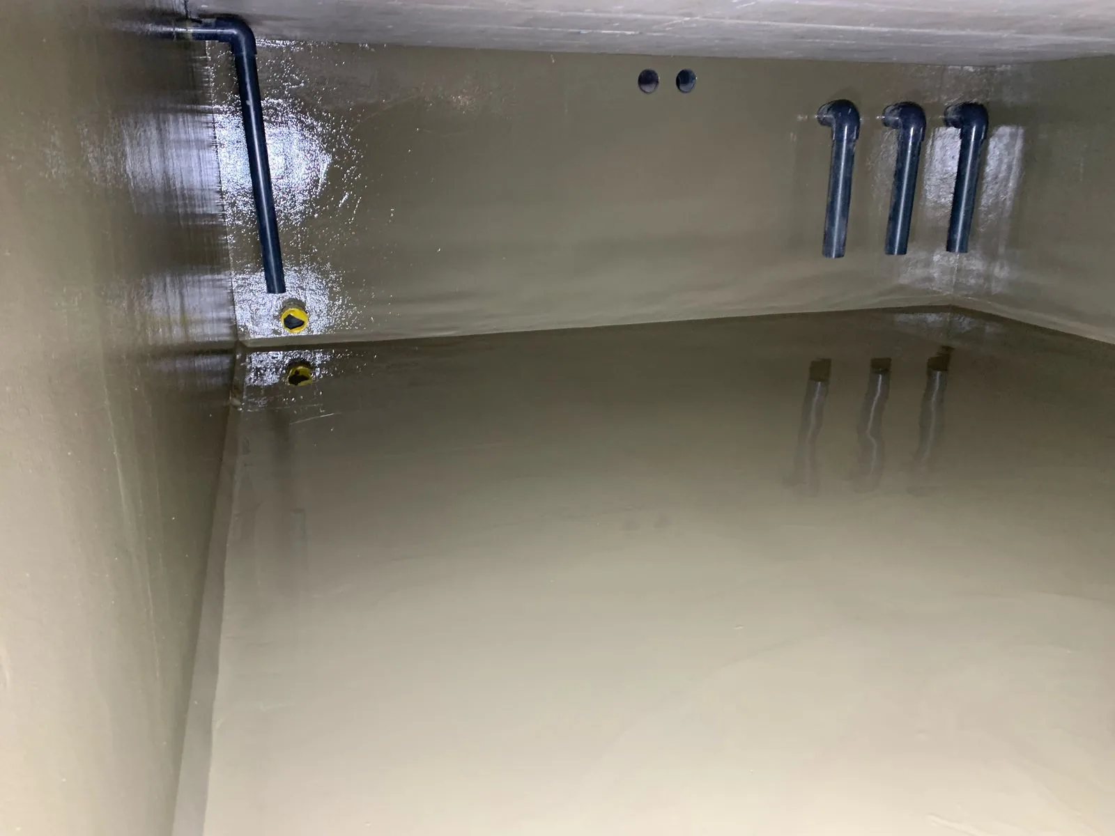 Sikagard 7000 CR chemisch bestendige coating in de bufferbak van een zwembad, detail 1