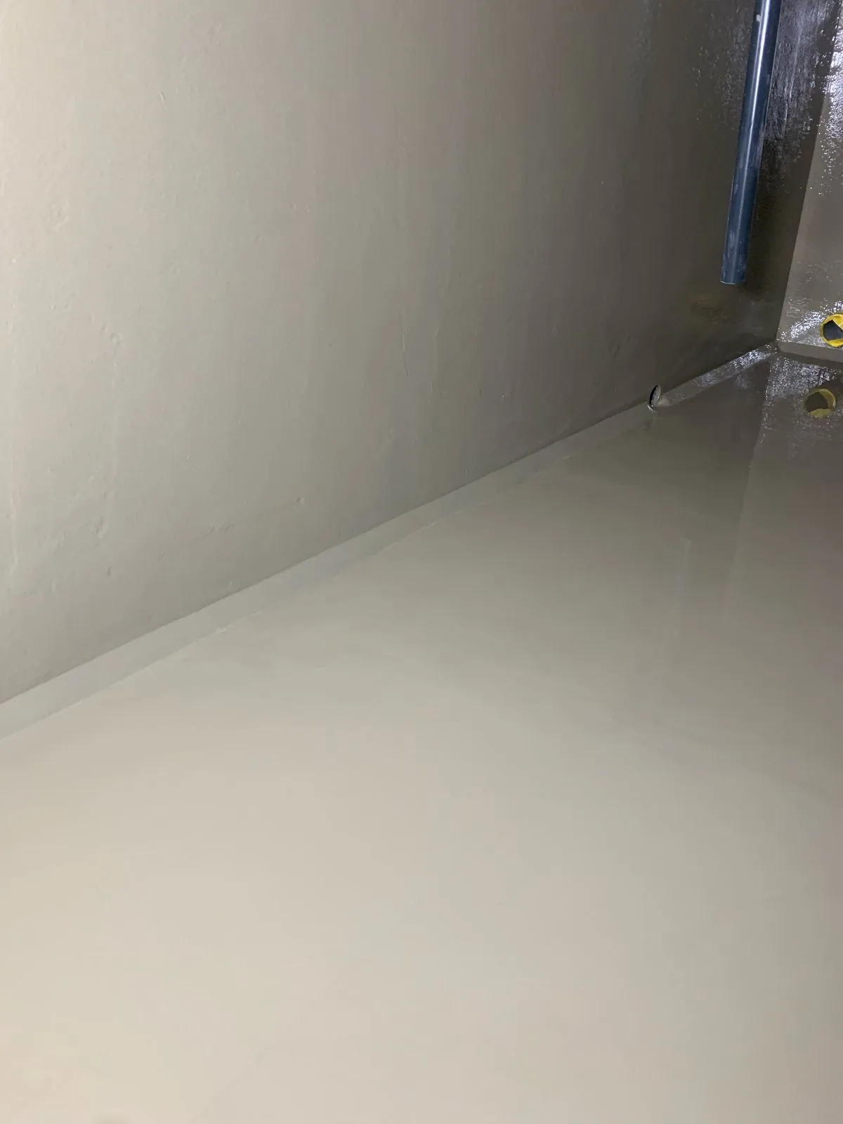 Sikagard 7000 CR chemisch bestendige coating in de bufferbak van een zwembad, detail 3