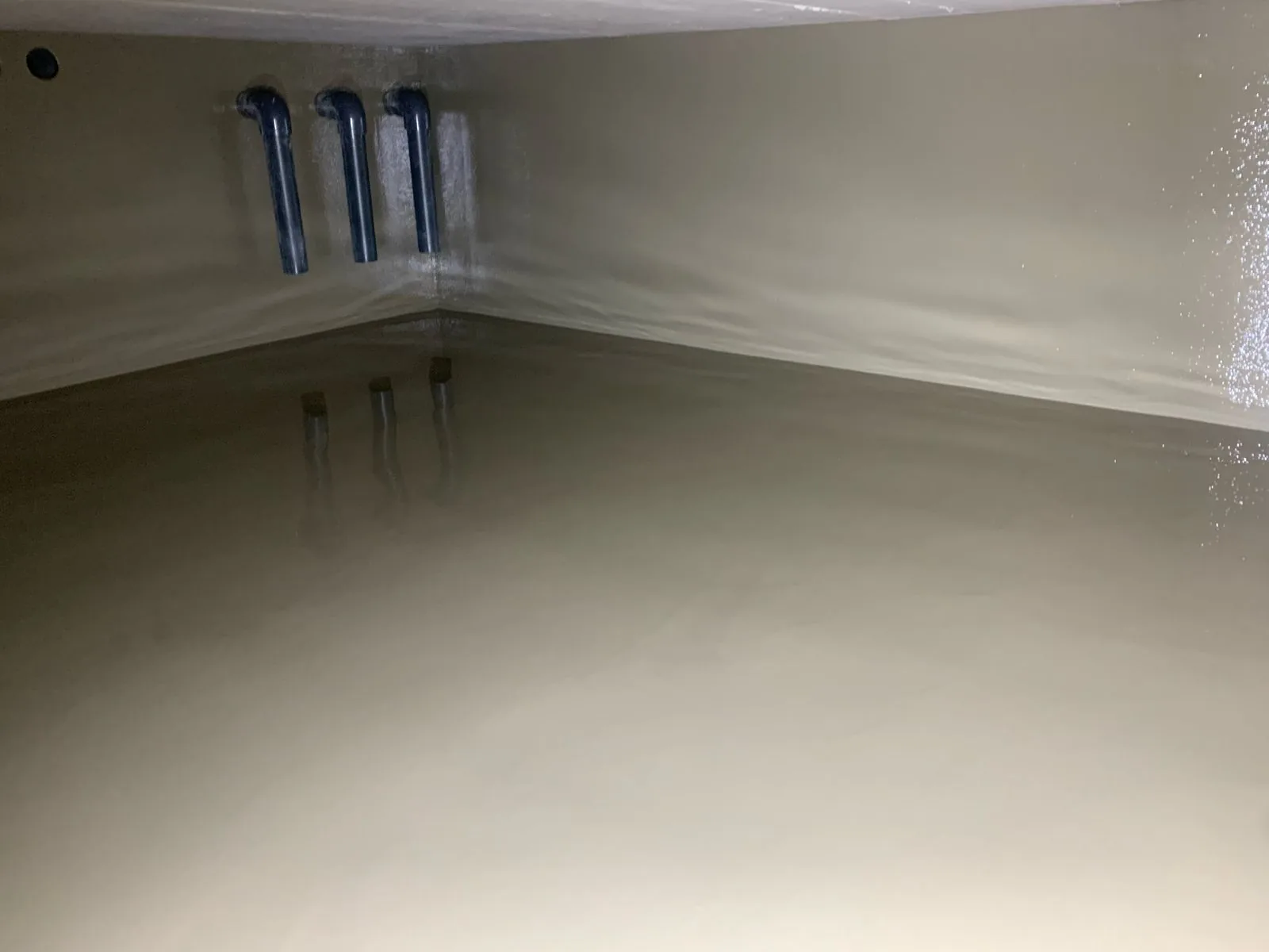 Sikagard 7000 CR chemisch bestendige coating in de bufferbak van een zwembad, detail 4