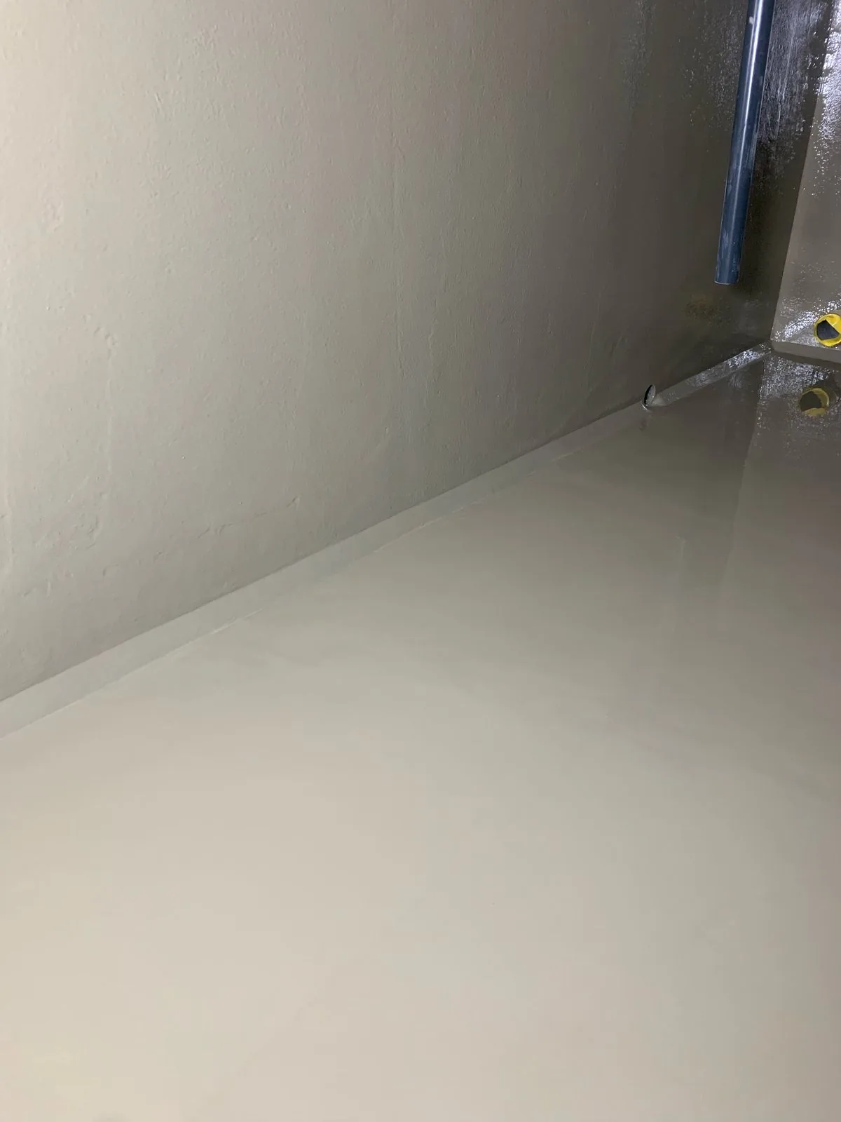 Sikagard 7000 CR chemisch bestendige coating in de bufferbak van een zwembad, detail 5