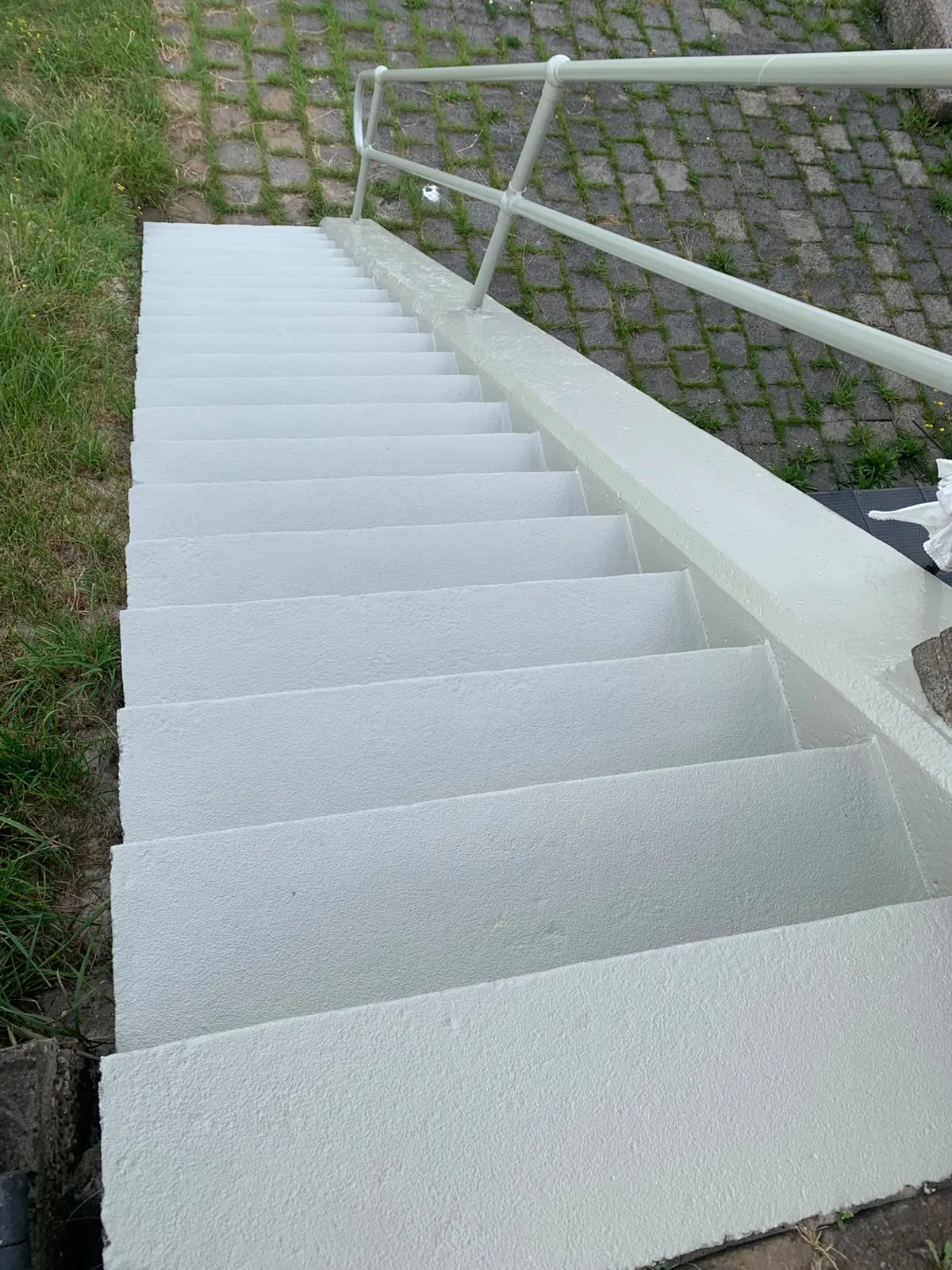 Comforcoat antislipcoating op een buitentrap en betonopstorten van installaties