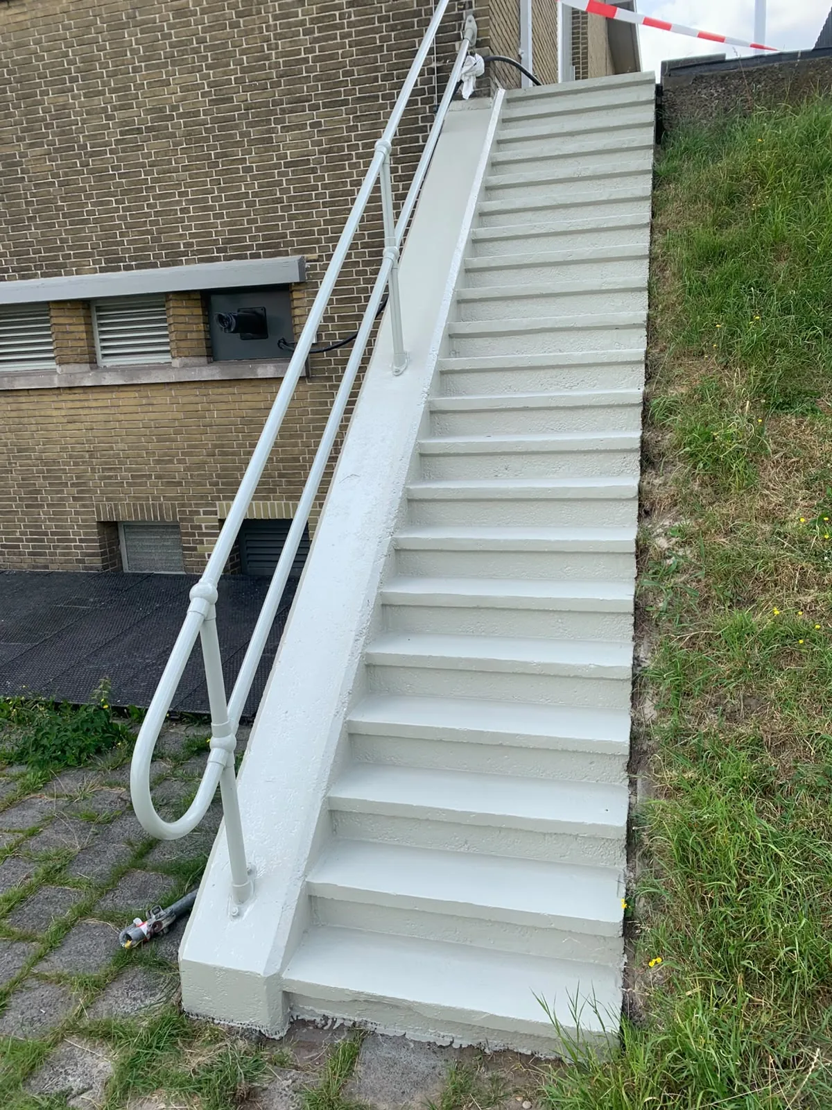 Comforcoat antislipcoating op een buitentrap en betonopstorten van installaties, detail 1
