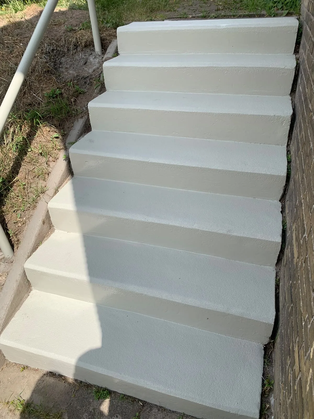 Comforcoat antislipcoating op een buitentrap en betonopstorten van installaties, detail 2