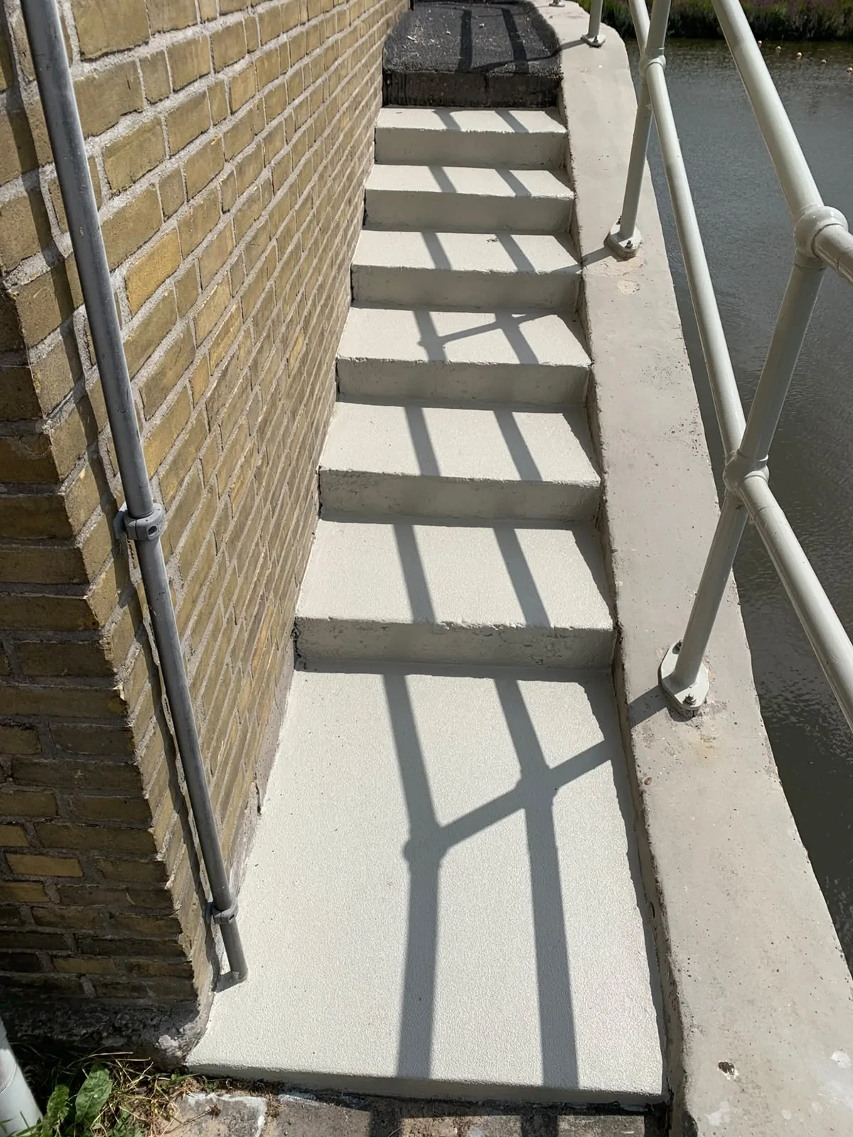 Comforcoat antislipcoating op een buitentrap en betonopstorten van installaties, detail 3