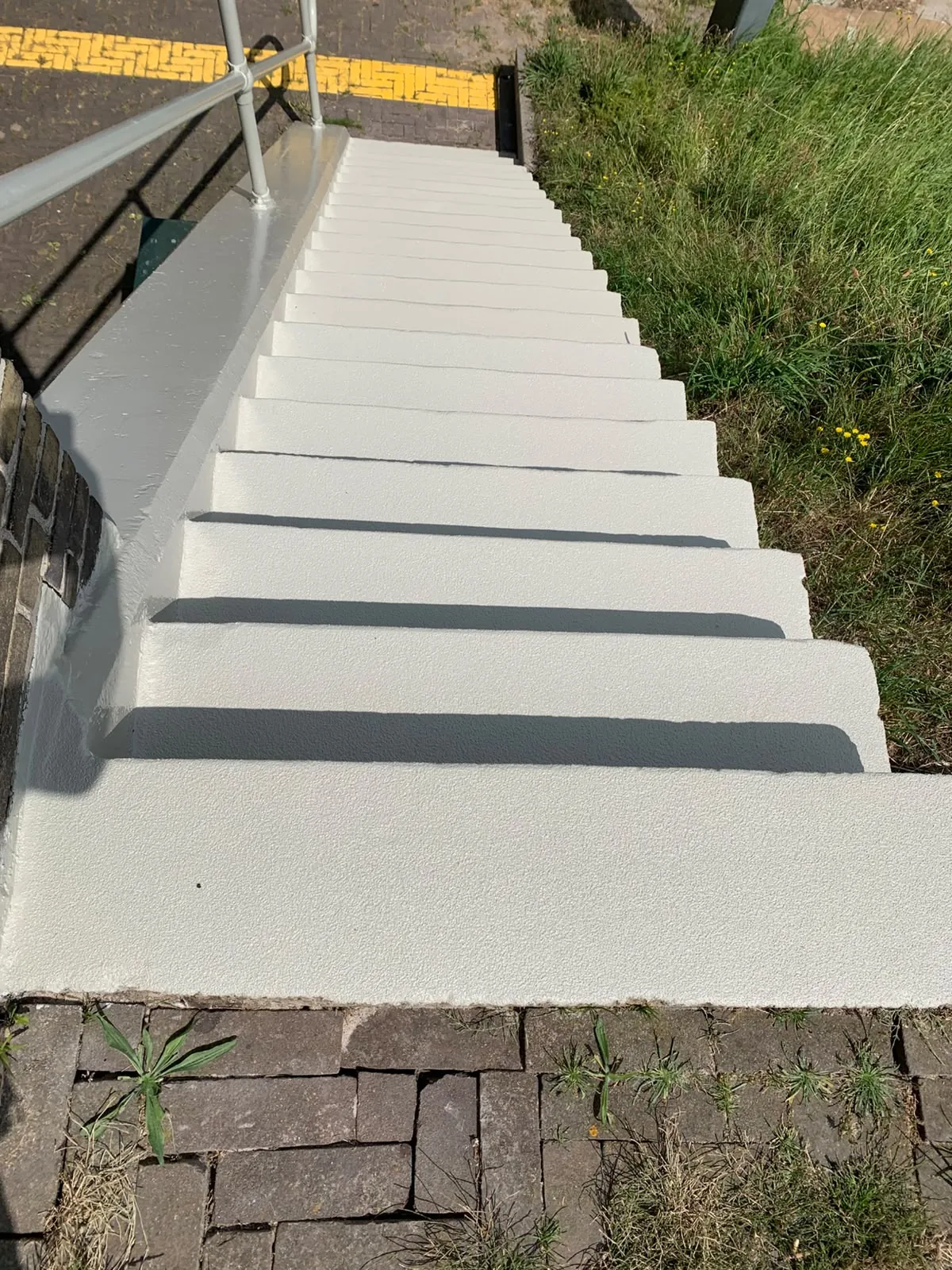 Comforcoat antislipcoating op een buitentrap en betonopstorten van installaties, detail 4