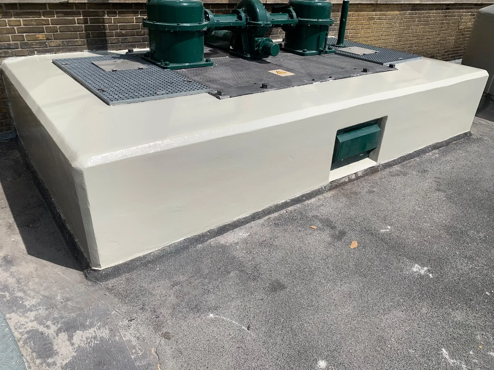 Comforcoat antislipcoating op een buitentrap en betonopstorten van installaties, detail 5