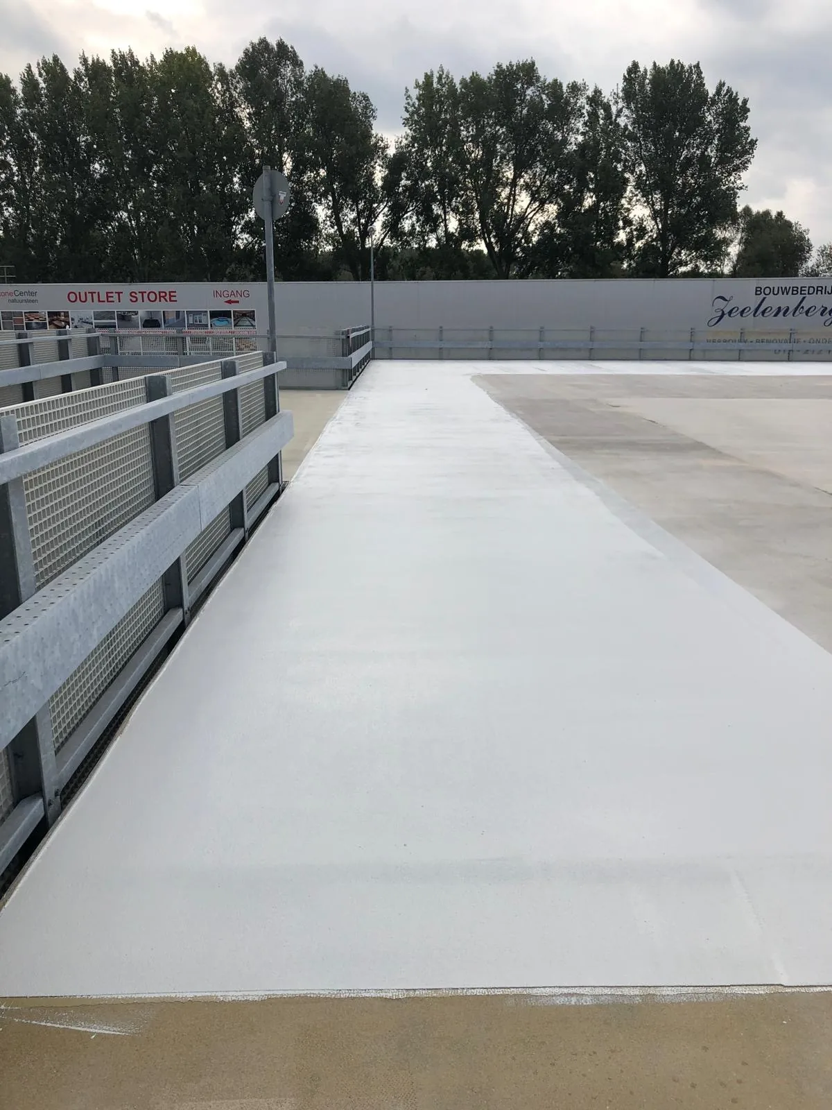 Lichtgrijs Comforpark Deck parkeerdek op een open dakparkeerplaats na het aanbrengen