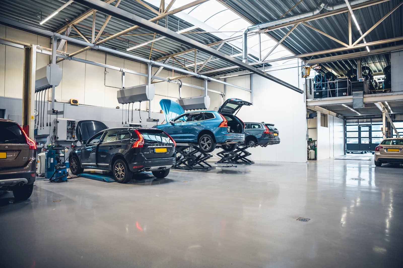 Comforpox 800 SL epoxy gietvloer in een autowerkplaats met hefbruggen en personenauto's