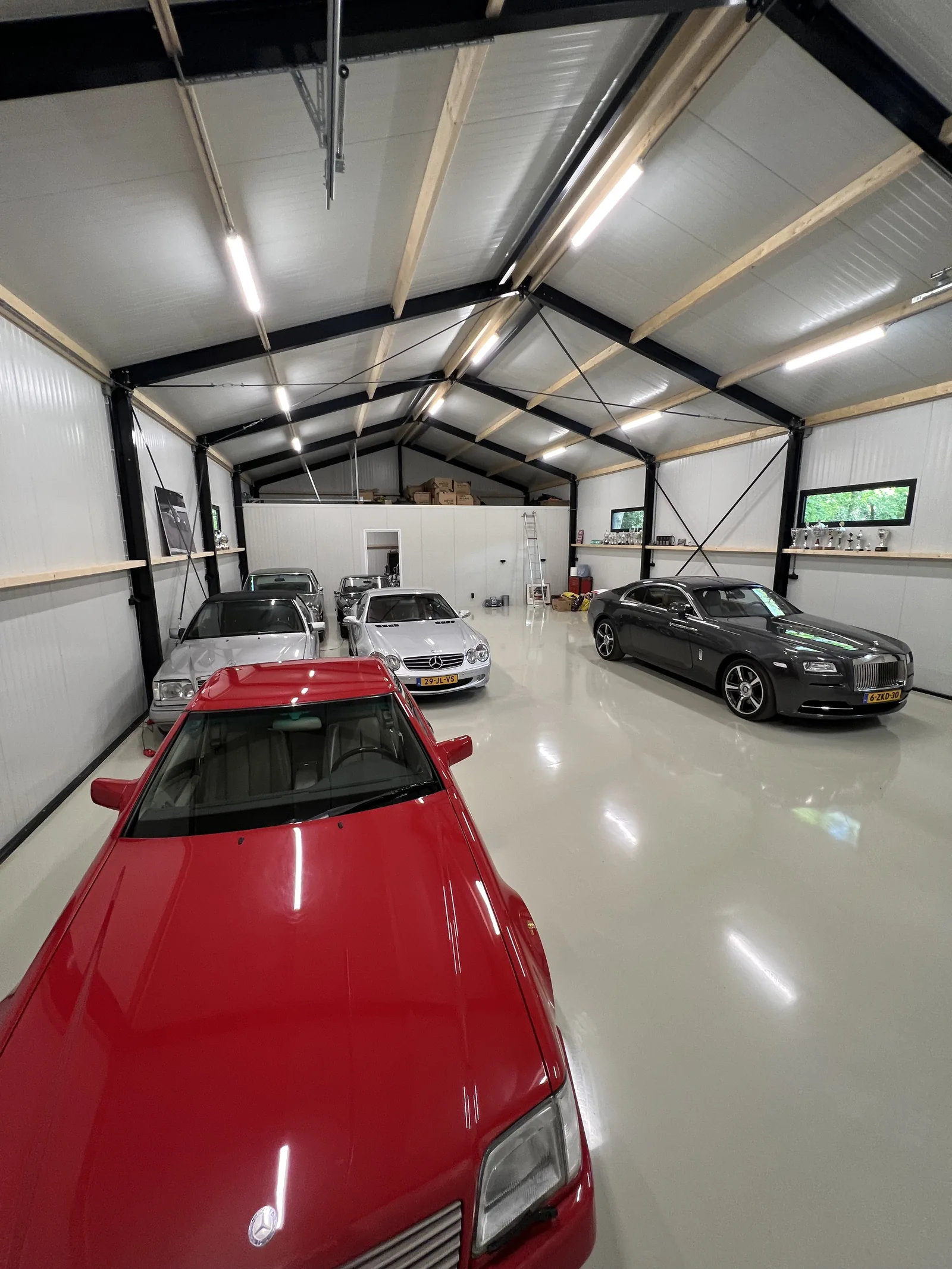 Comforpox 800 SL epoxy gietvloer in een privé autostalling met meerdere klassieke auto's