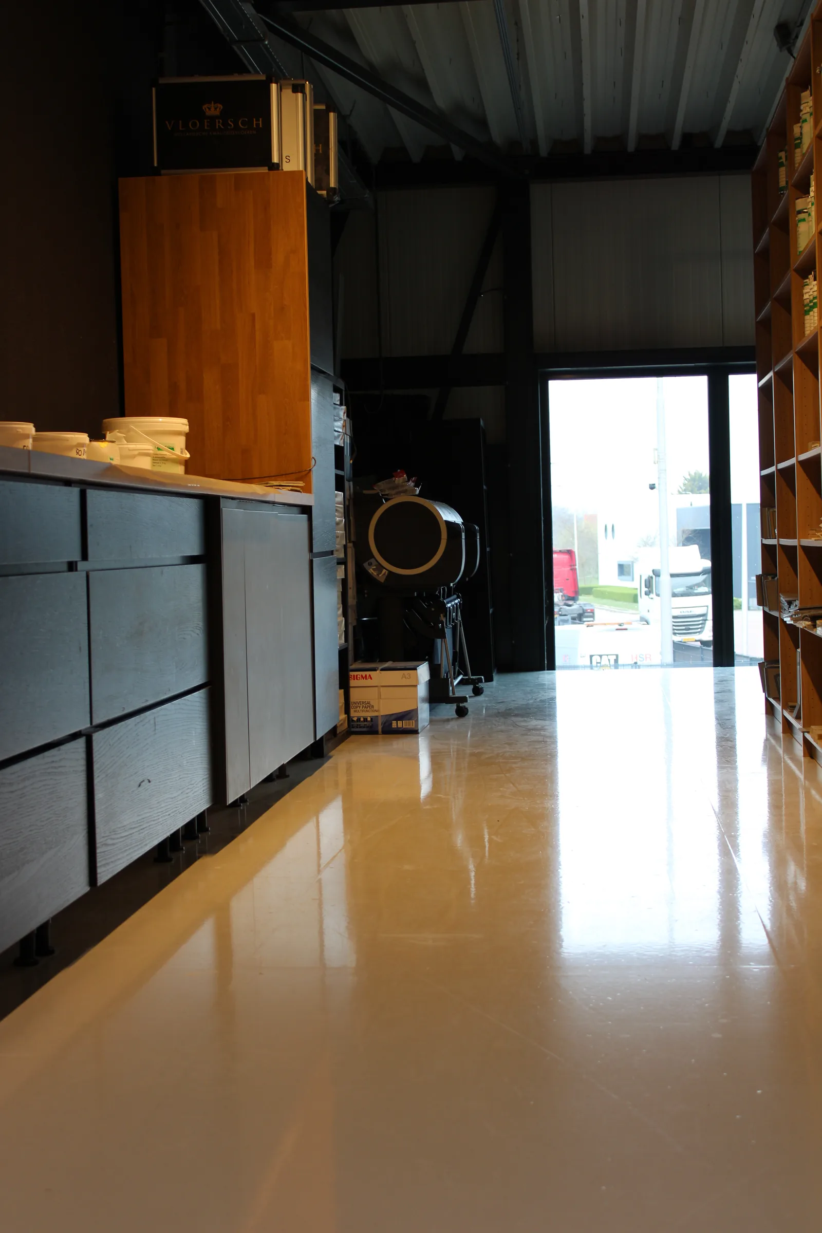 Kunststof vloersysteem Superbase Crystal, aangebracht door Vloersch