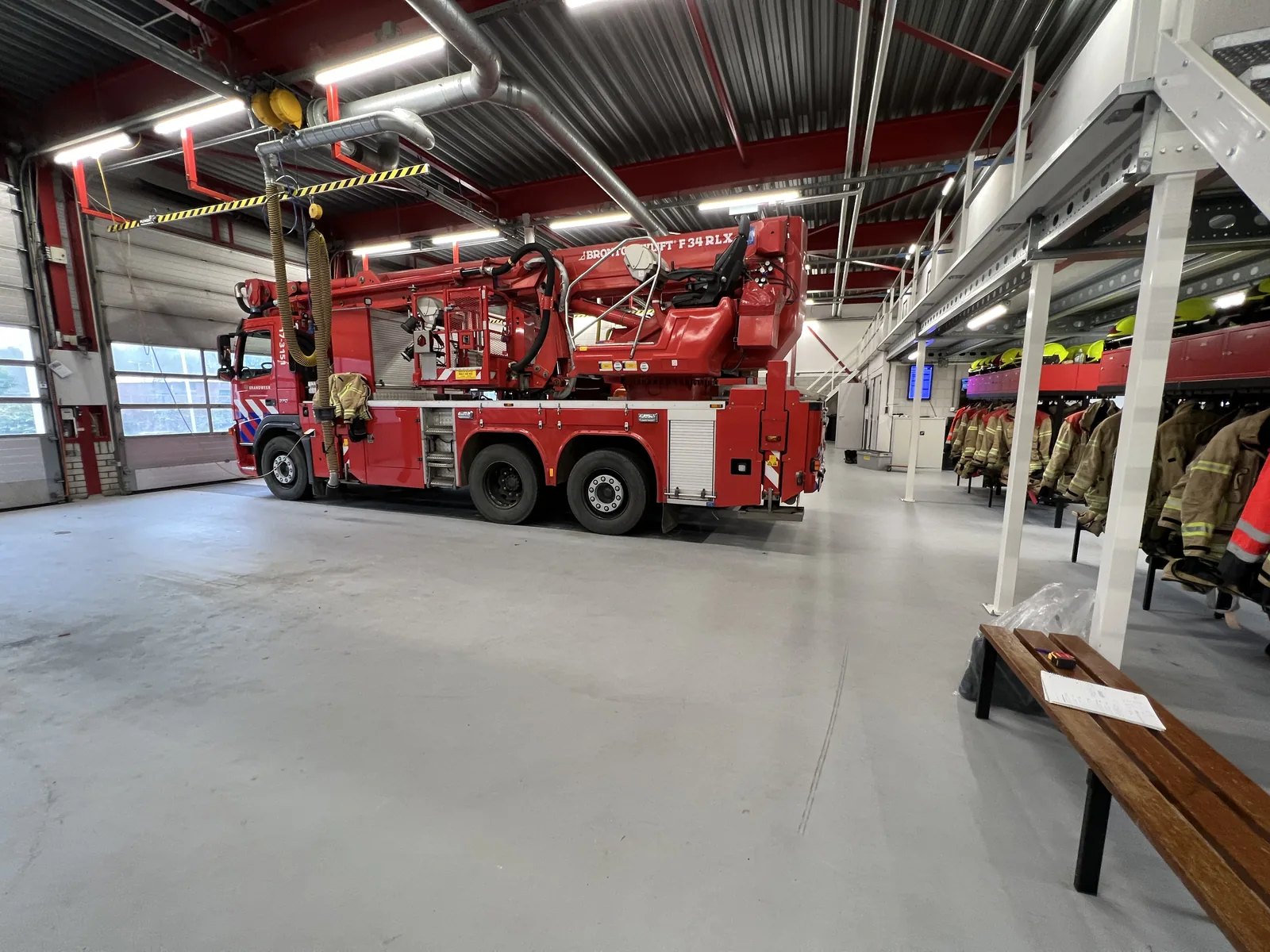 Grijze Comforpur 660 Uni gietvloer in een brandweerkazerne met brandweerwagen