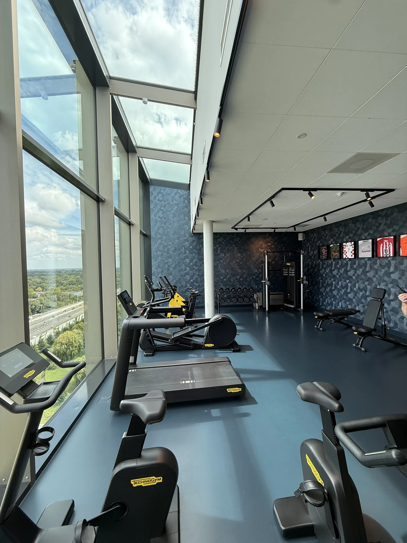 Comforpur 660 Uni gietvloer in een hotelgym met fitnessapparatuur en glazen wand