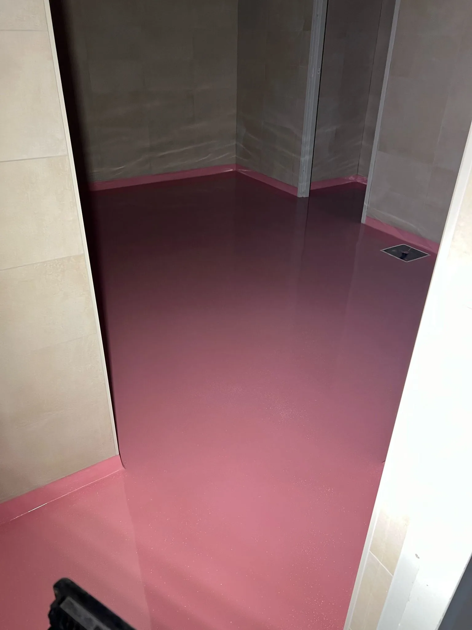 Roze Comforpur 670 Deco gietvloer met opstaande plint in een toiletgroep