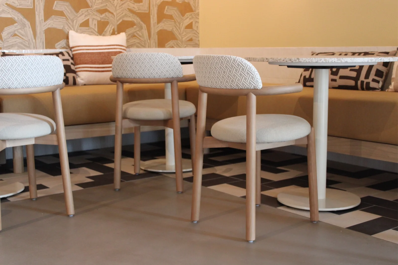 Comforpur 690 Greenline biobased PU gietvloer in een lichte woonkeuken
