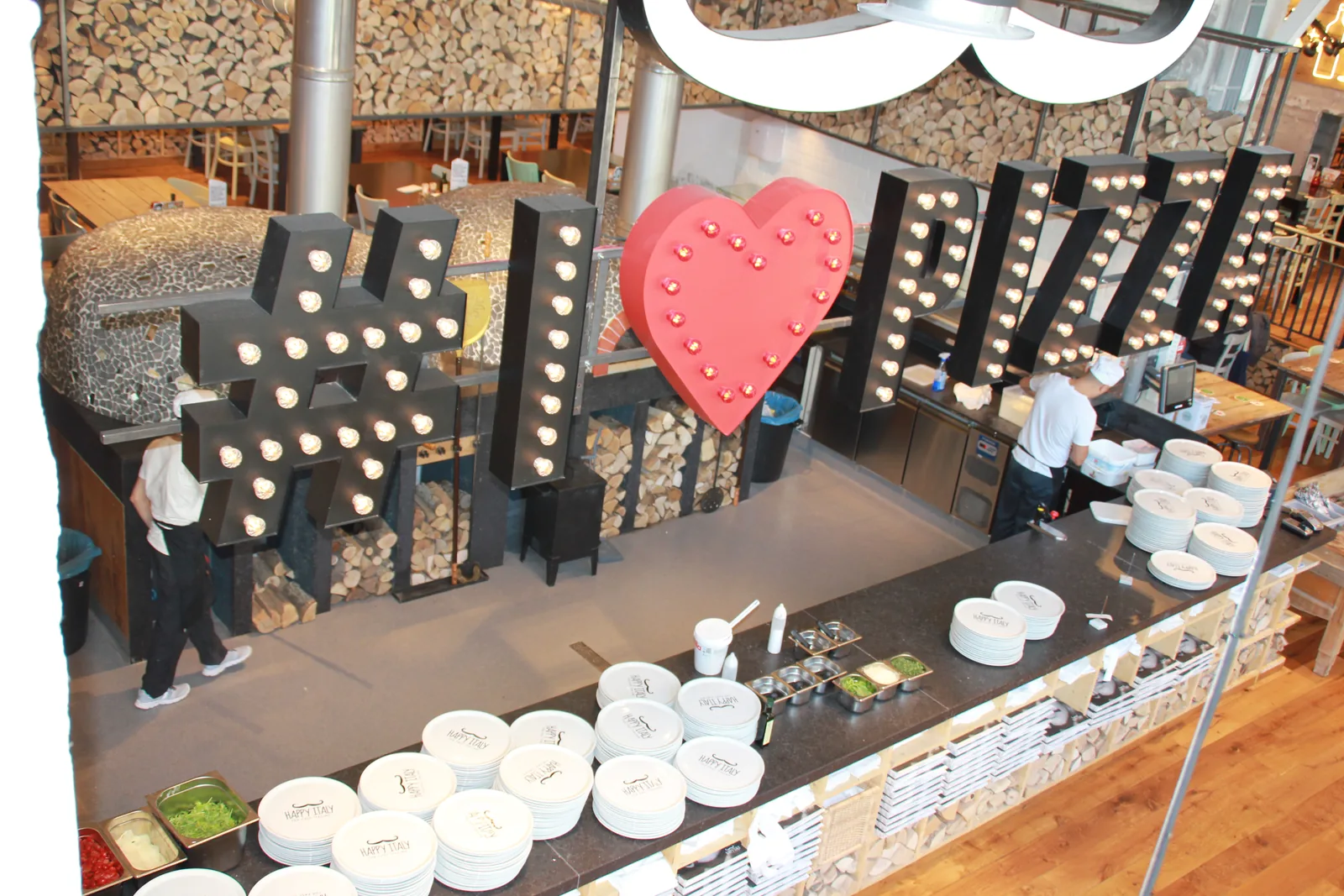 Kwartsvloer in een hotelrestaurant met lichtletters en buffet