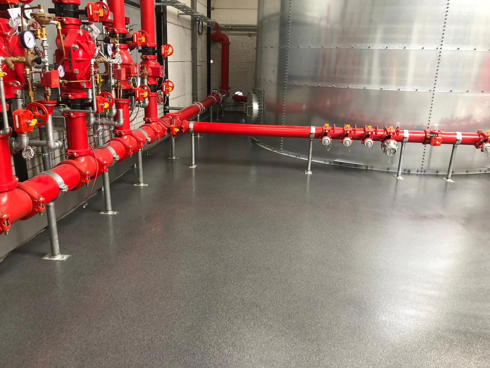 QCF kwartsvloer in een technische ruimte met rode sprinklerleidingen