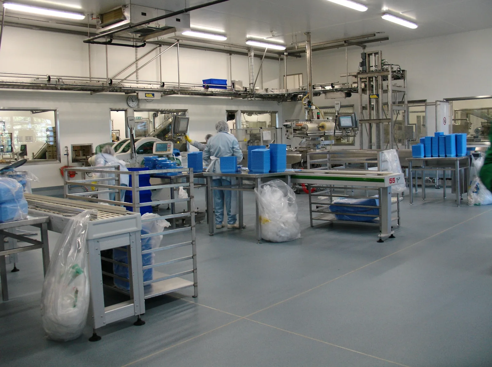 Completec QCF kwartsvloer in een voedselproductieruimte met medewerkers en rvs werktafels