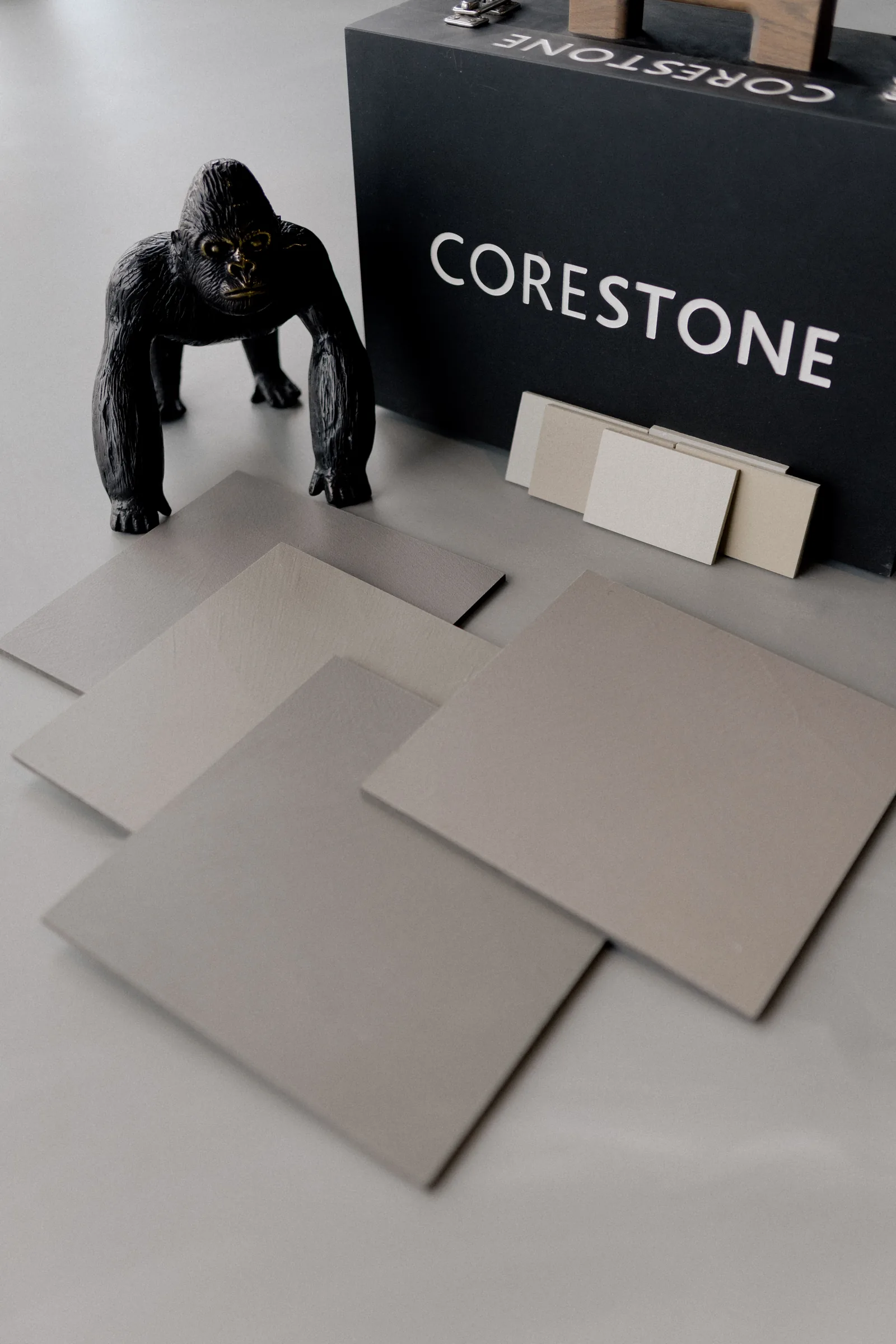 Kleurstalen van Corestone Nature op de vloer met de zwarte stalenkoffer