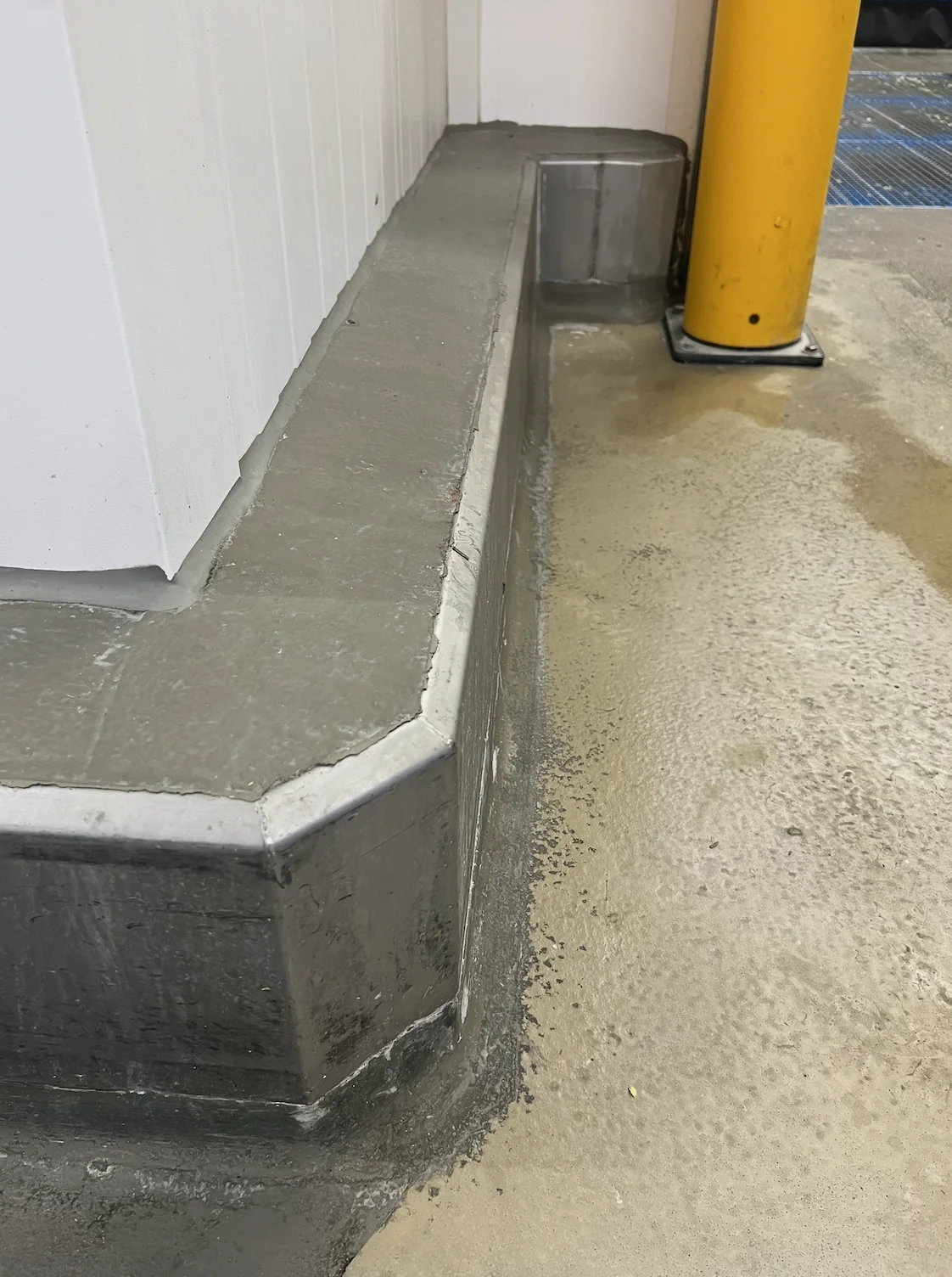 Detail VA-B: RVS aanrijdbeveiliging op maat, gevuld met beton en afgewerkt met het vloersysteem, foto 2