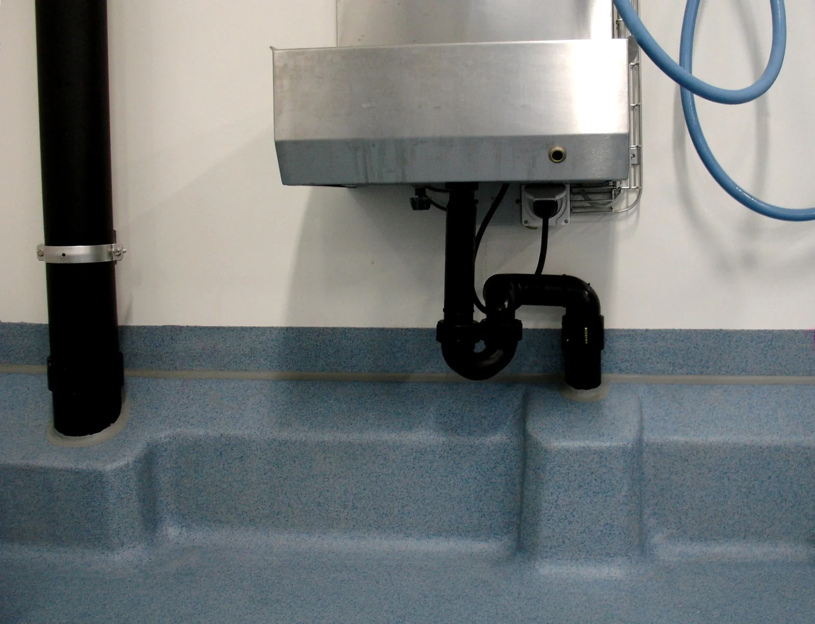 Detail VA-EM: aanrijdbeveiliging gevormd in epoxymortel en afgewerkt met de vloerafwerking, foto 2