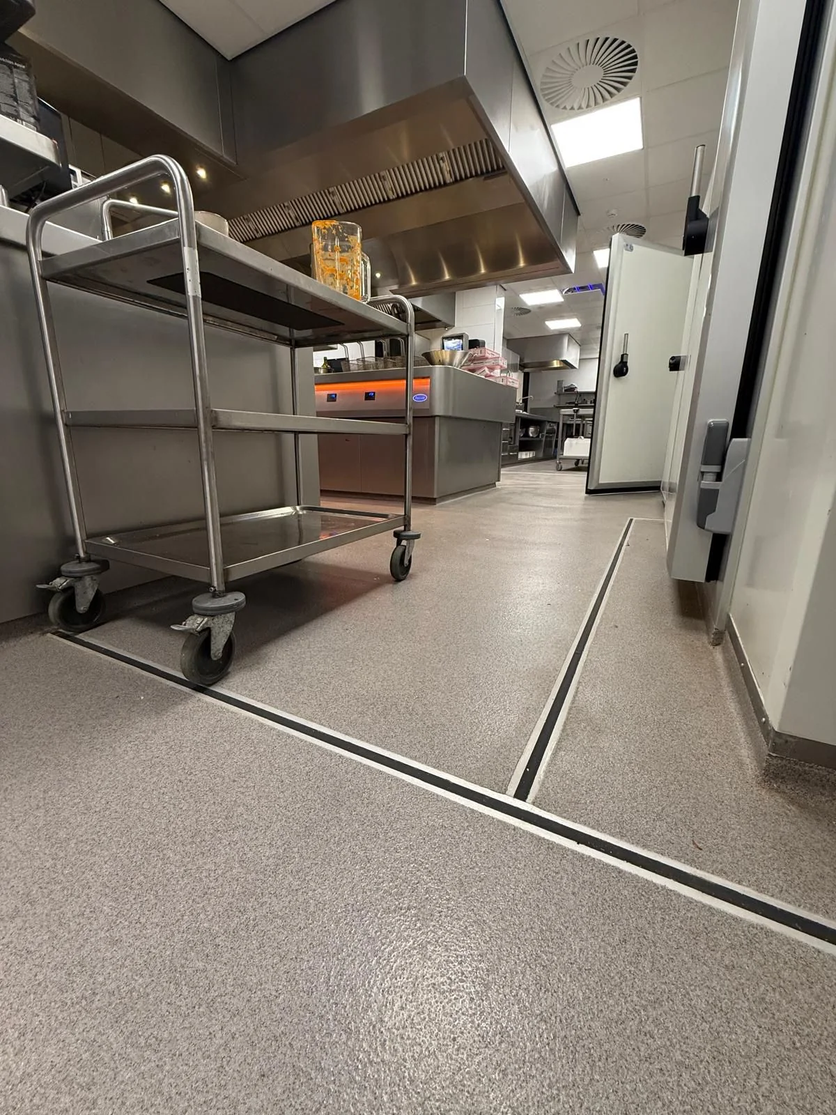 Detail VD-S: dilatatie in een kunststofvloer, situatiespecifiek uitgevoerd