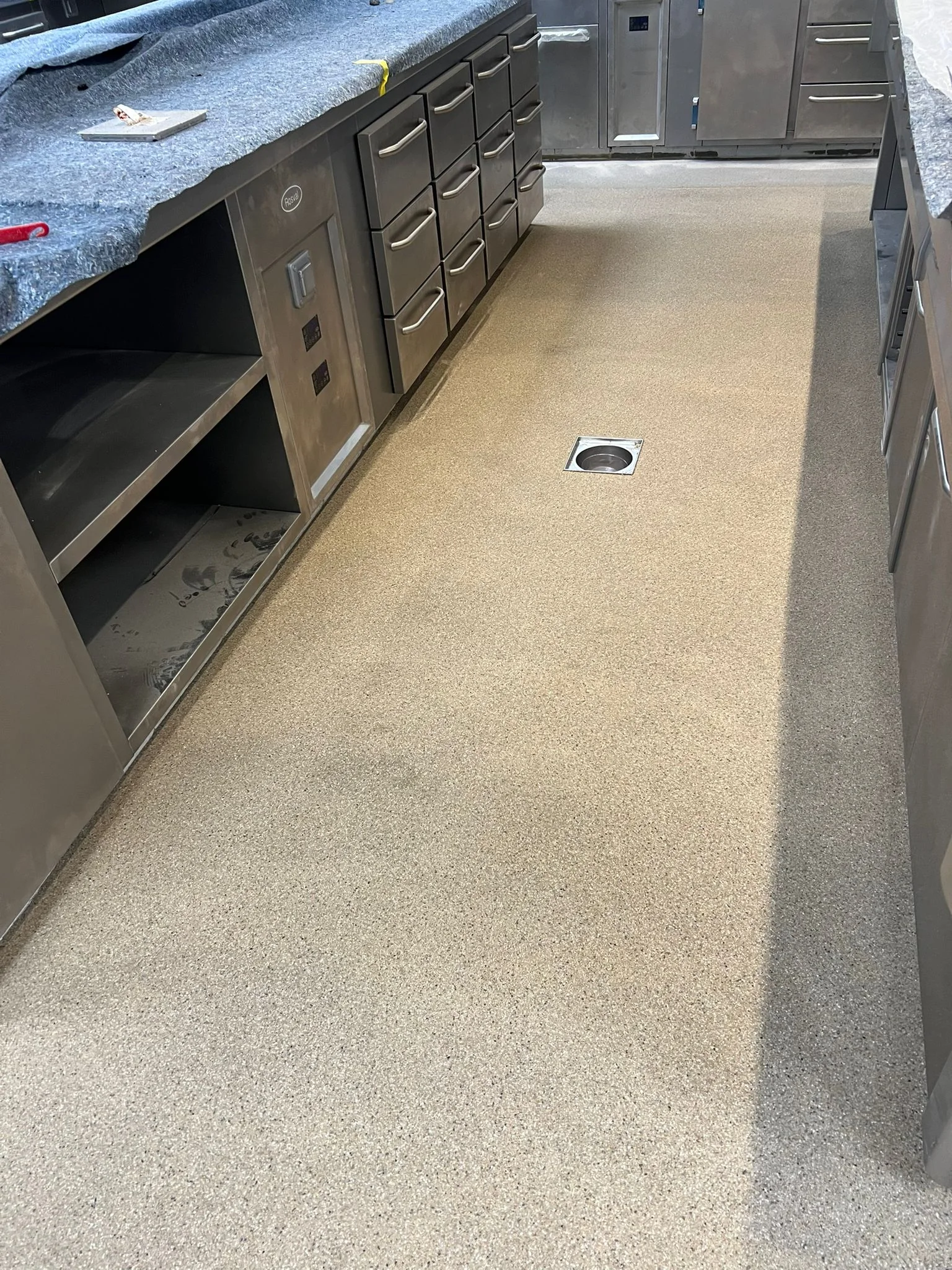 Detail VD-S: dilatatie in een kunststofvloer, situatiespecifiek uitgevoerd, foto 6