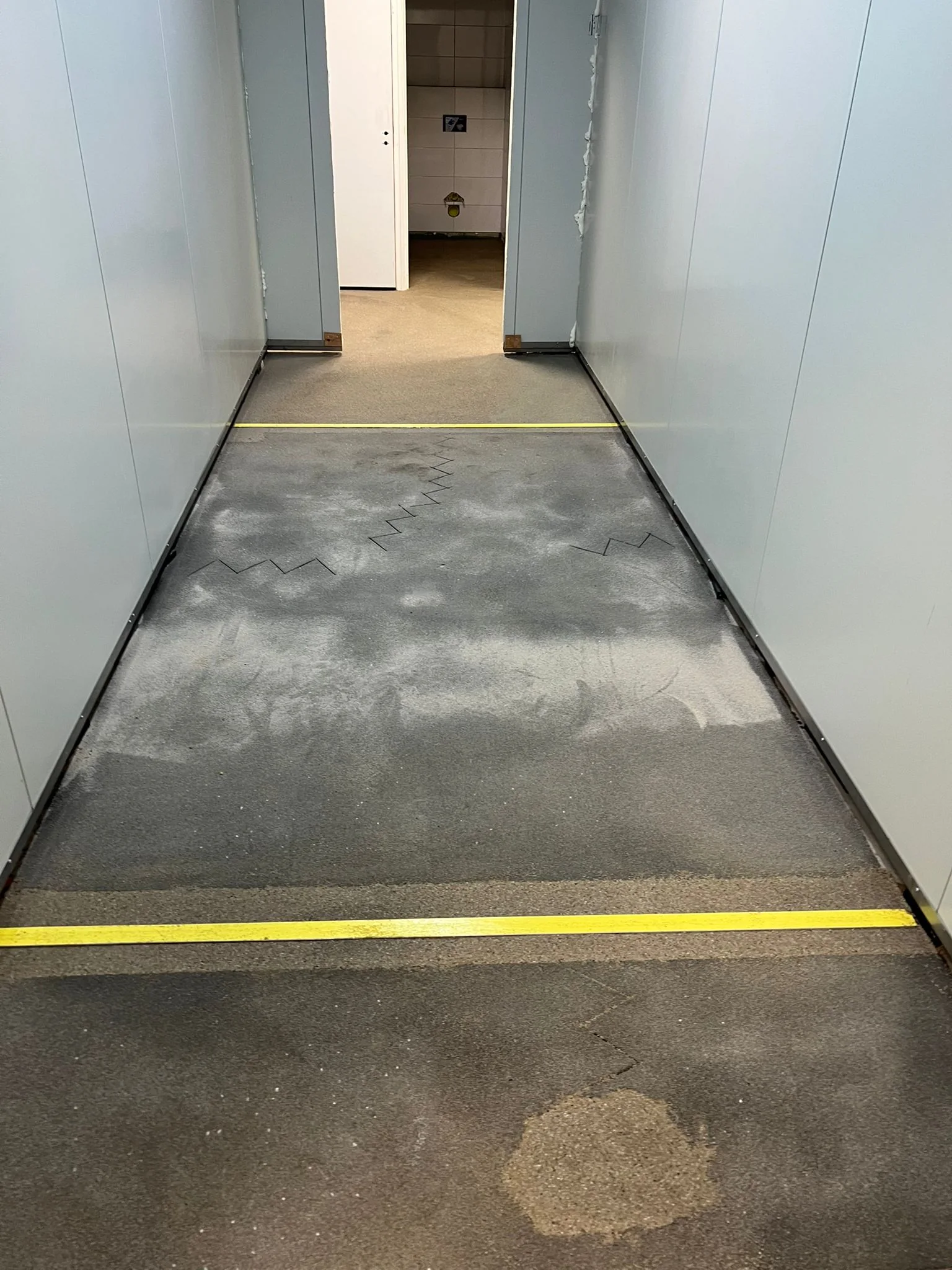 Detail VD-S: dilatatie in een kunststofvloer, situatiespecifiek uitgevoerd, foto 7