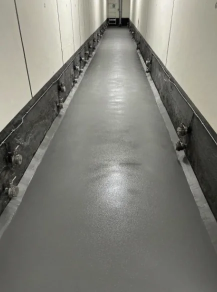 Detail VP-SK: schuine kim, driehoekige epoxymortelplint tegen de wand, foto 2