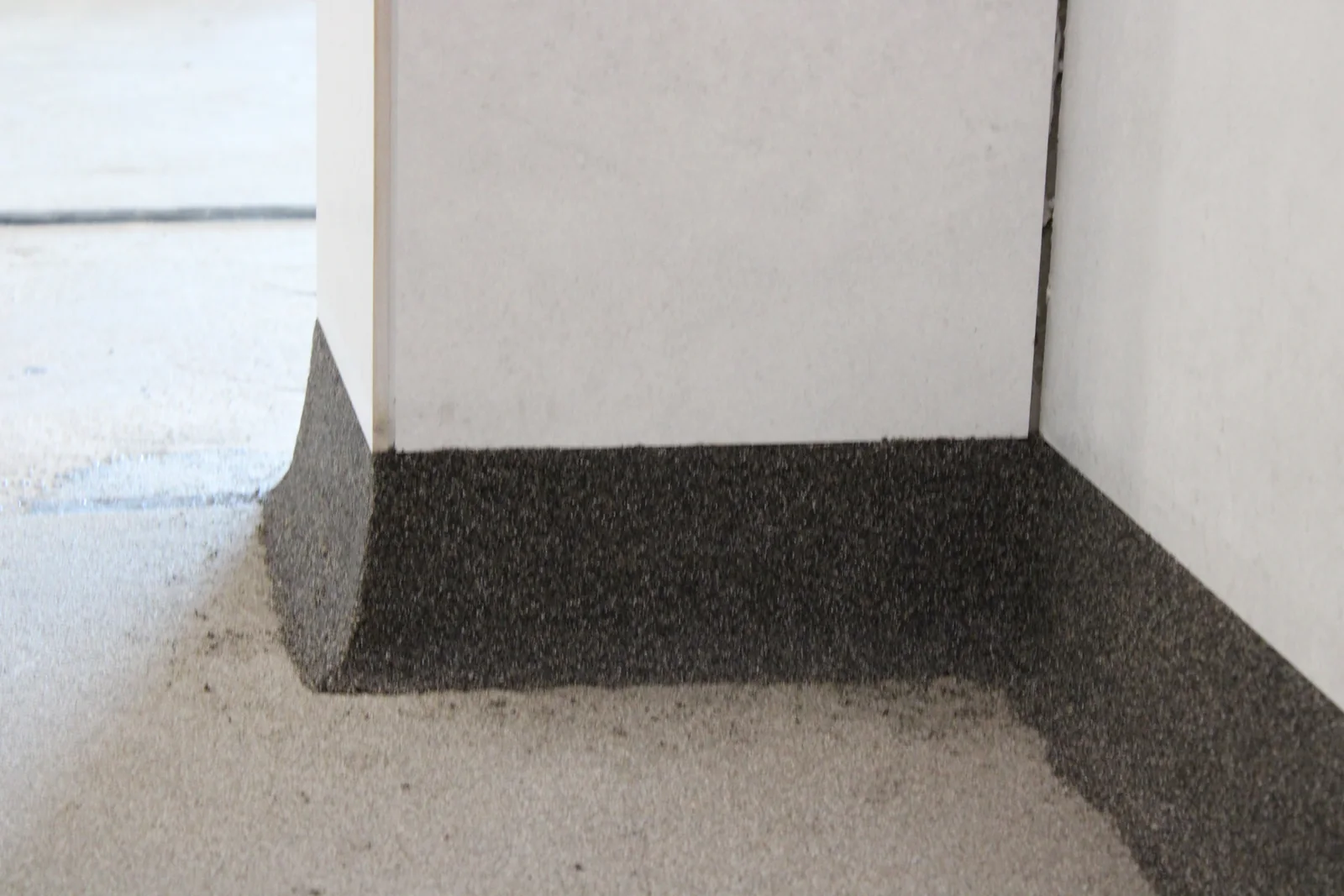 Detail VP-T: sanitaire holplint tegen de onderkant van de wandtegels, foto 2
