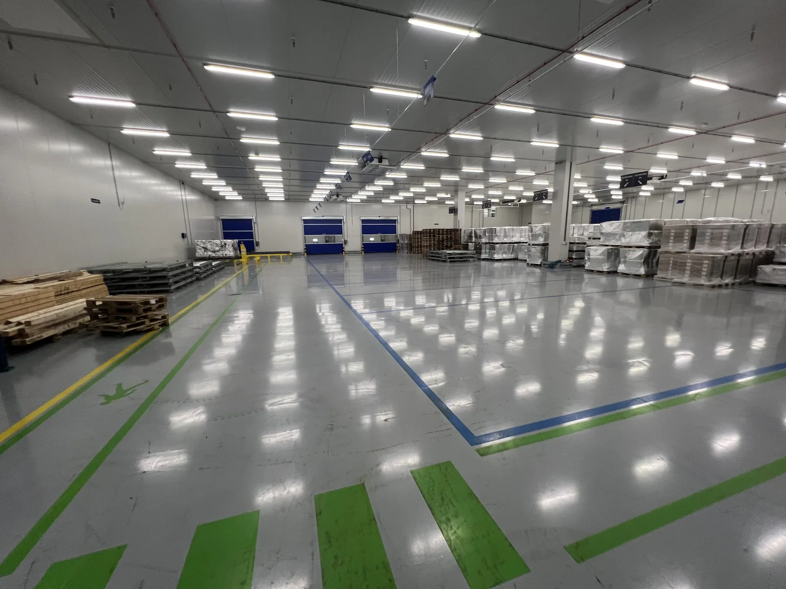 Comforpox 800 SL epoxy gietvloer met markeringen in het magazijn van DSV Air and Sea, circa 3.200 m²