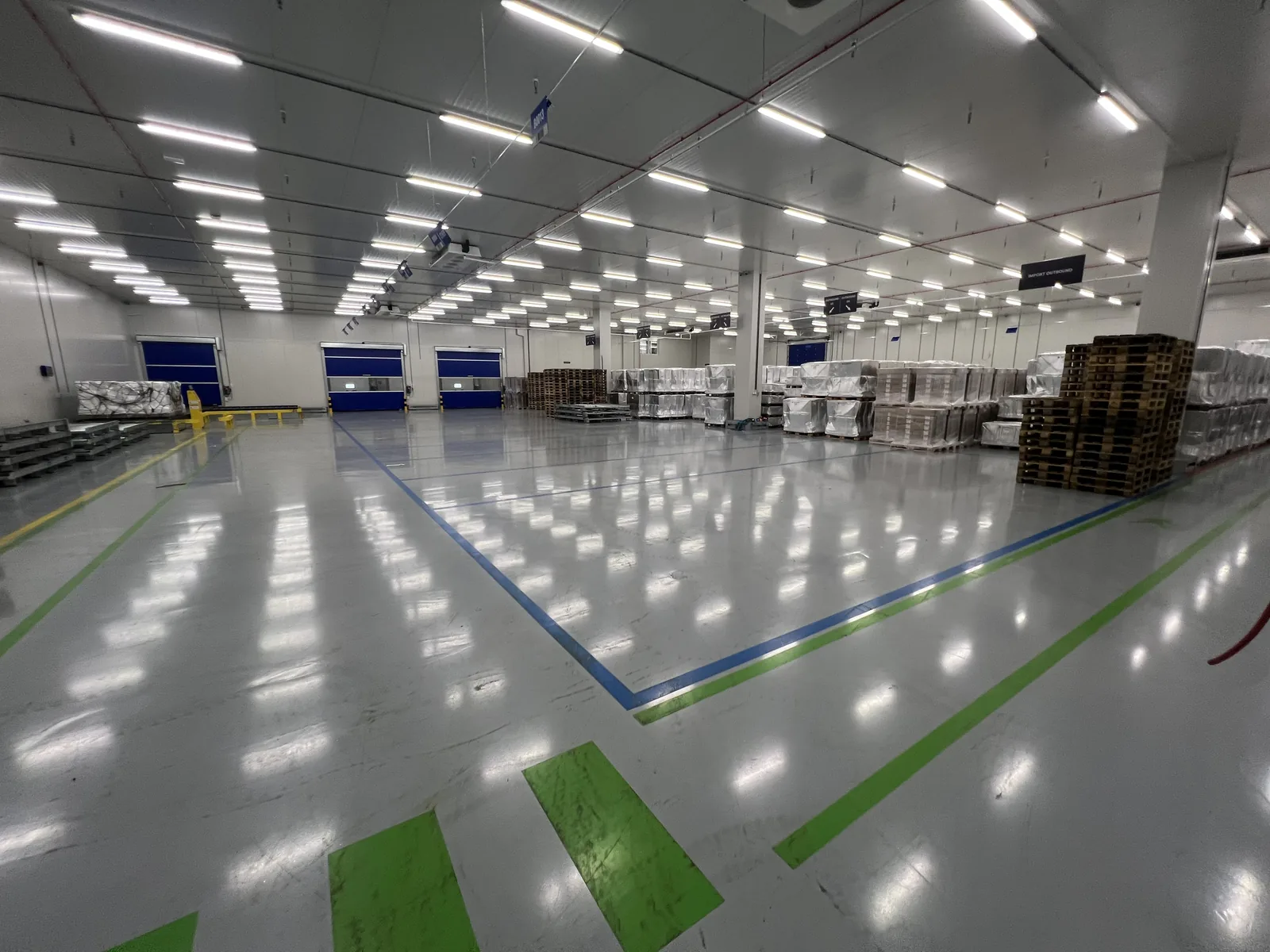 Comforpox 800 SL epoxy gietvloer met markeringen in het magazijn van DSV Air and Sea, circa 3.200 m², detail 1