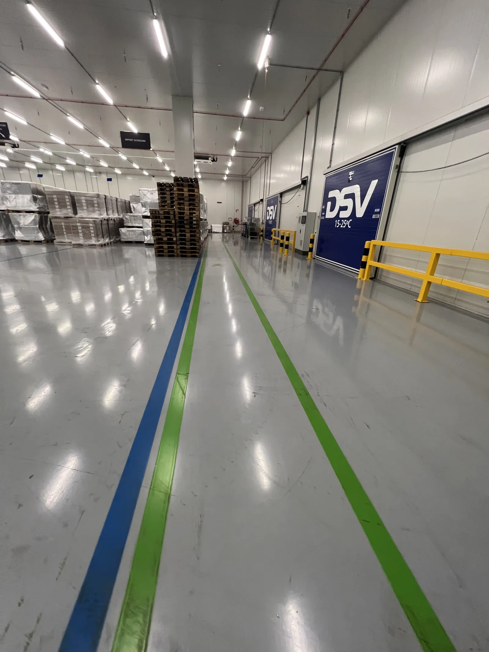 Comforpox 800 SL epoxy gietvloer met markeringen in het magazijn van DSV Air and Sea, circa 3.200 m², detail 2