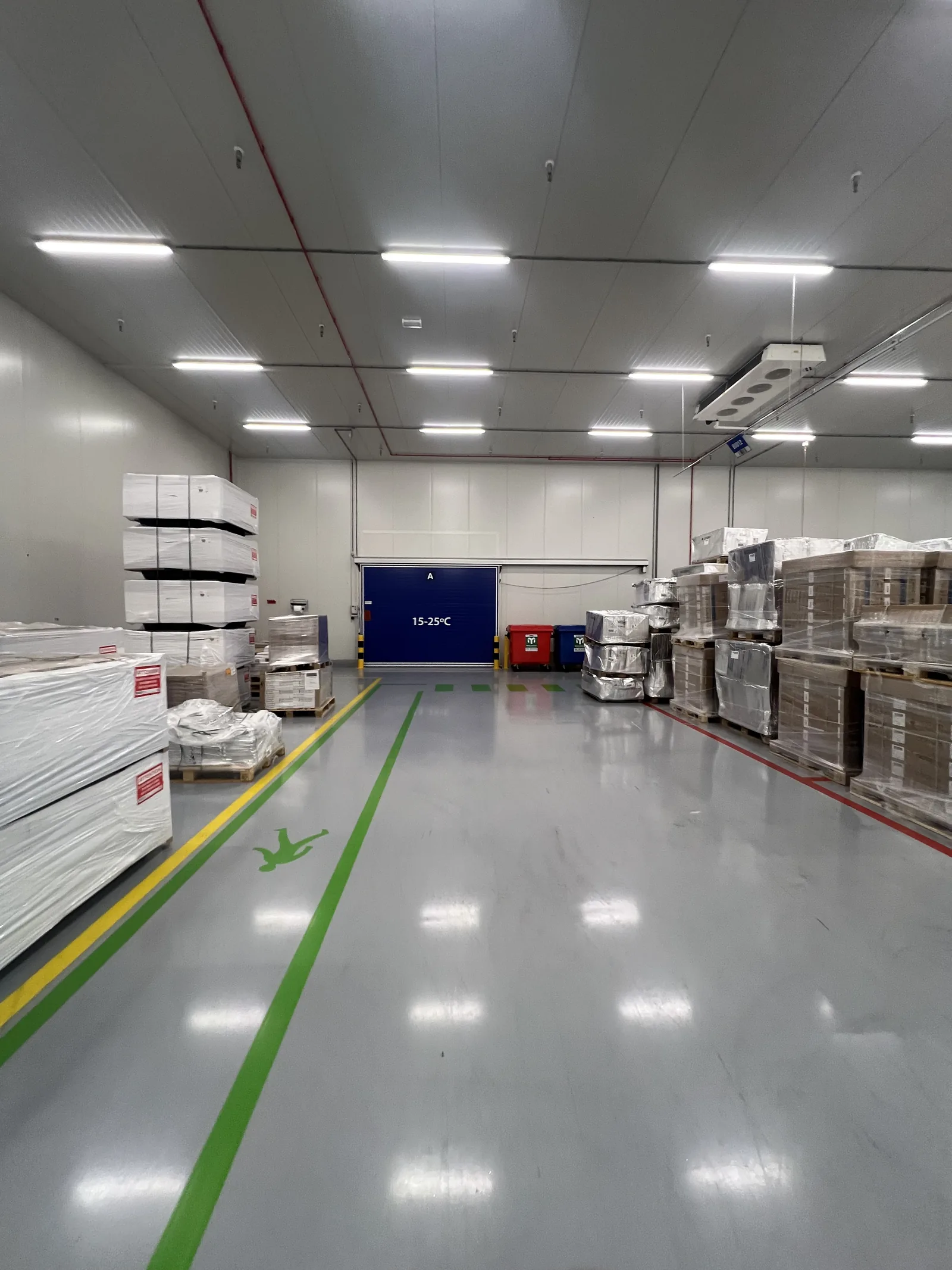 Comforpox 800 SL epoxy gietvloer met markeringen in het magazijn van DSV Air and Sea, circa 3.200 m², detail 3