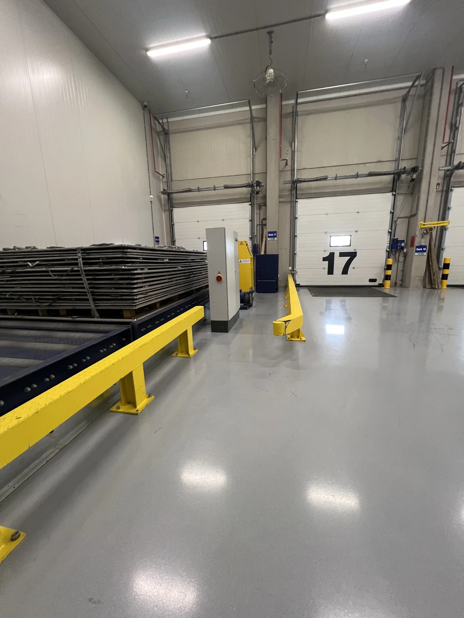 Comforpox 800 SL epoxy gietvloer met markeringen in het magazijn van DSV Air and Sea, circa 3.200 m², detail 5