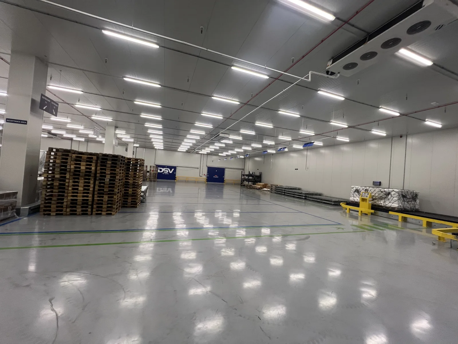 Comforpox 800 SL epoxy gietvloer met markeringen in het magazijn van DSV Air and Sea, circa 3.200 m², detail 6