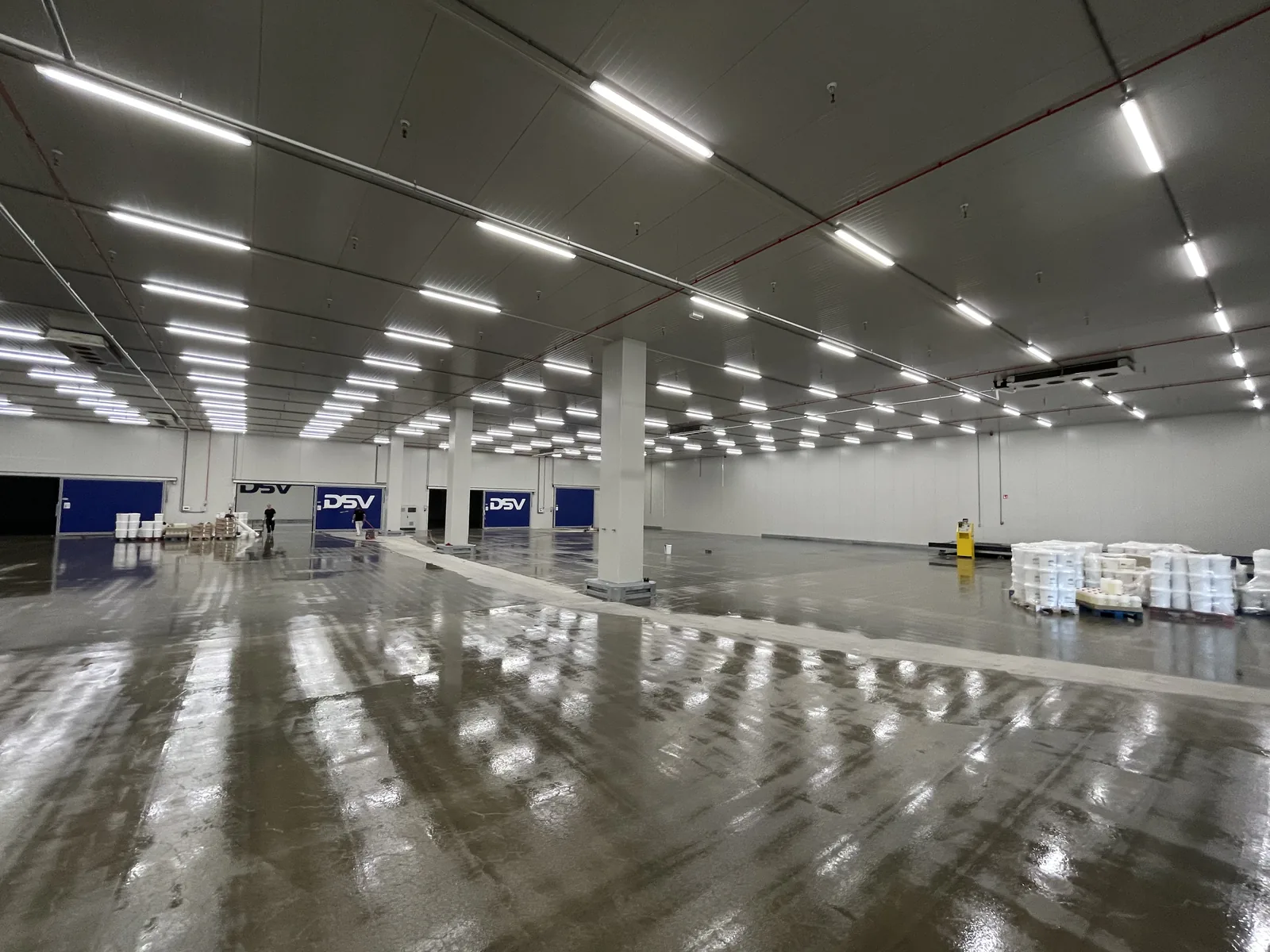 Comforpox 800 SL epoxy gietvloer met markeringen in het magazijn van DSV Air and Sea, circa 3.200 m², detail 7