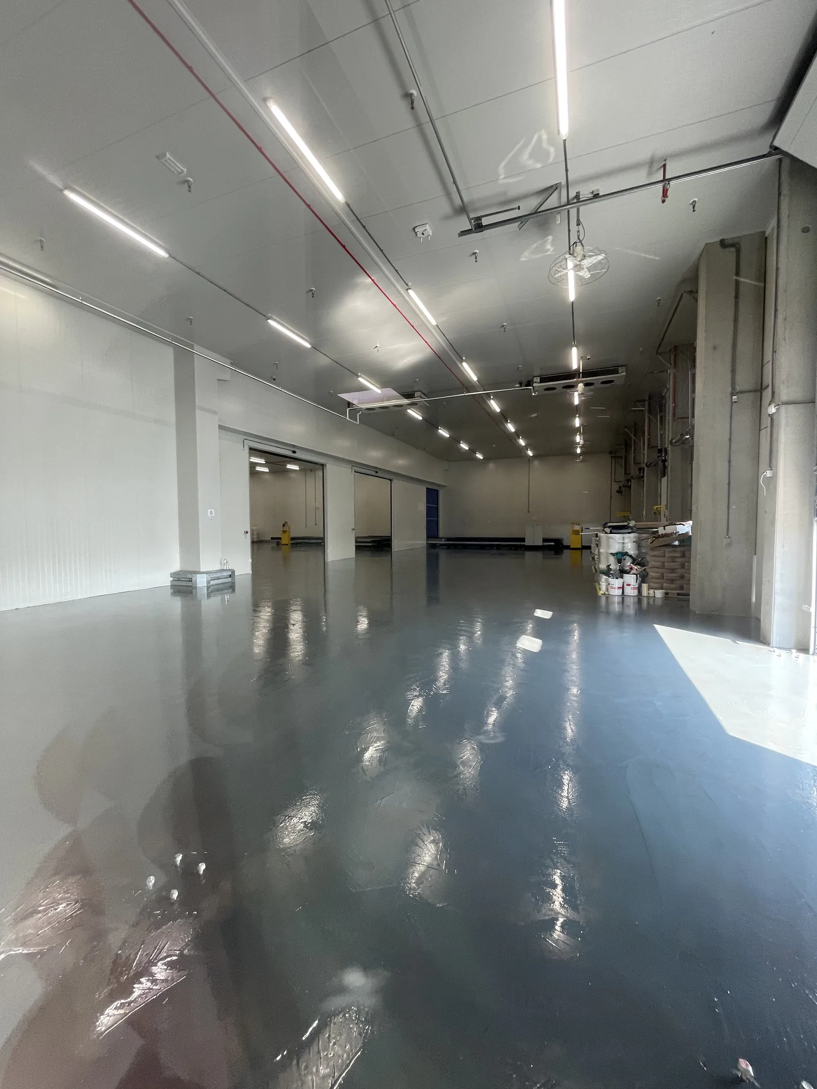 Comforpox 800 SL epoxy gietvloer met markeringen in het magazijn van DSV Air and Sea, circa 3.200 m², detail 9