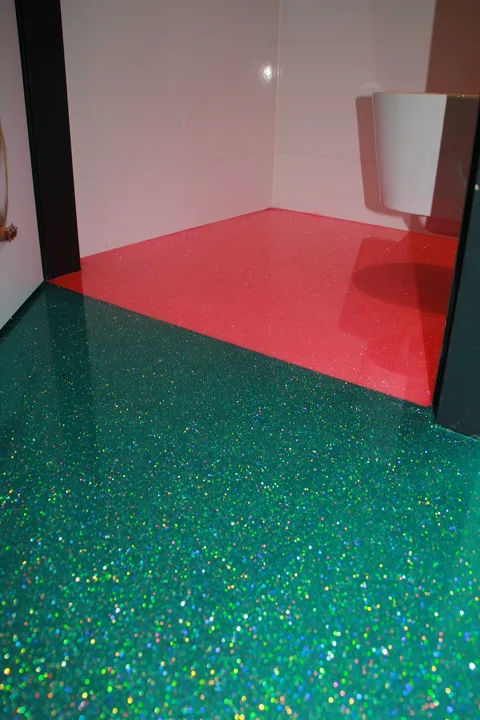 Groene glittervloer met rode wasruimte