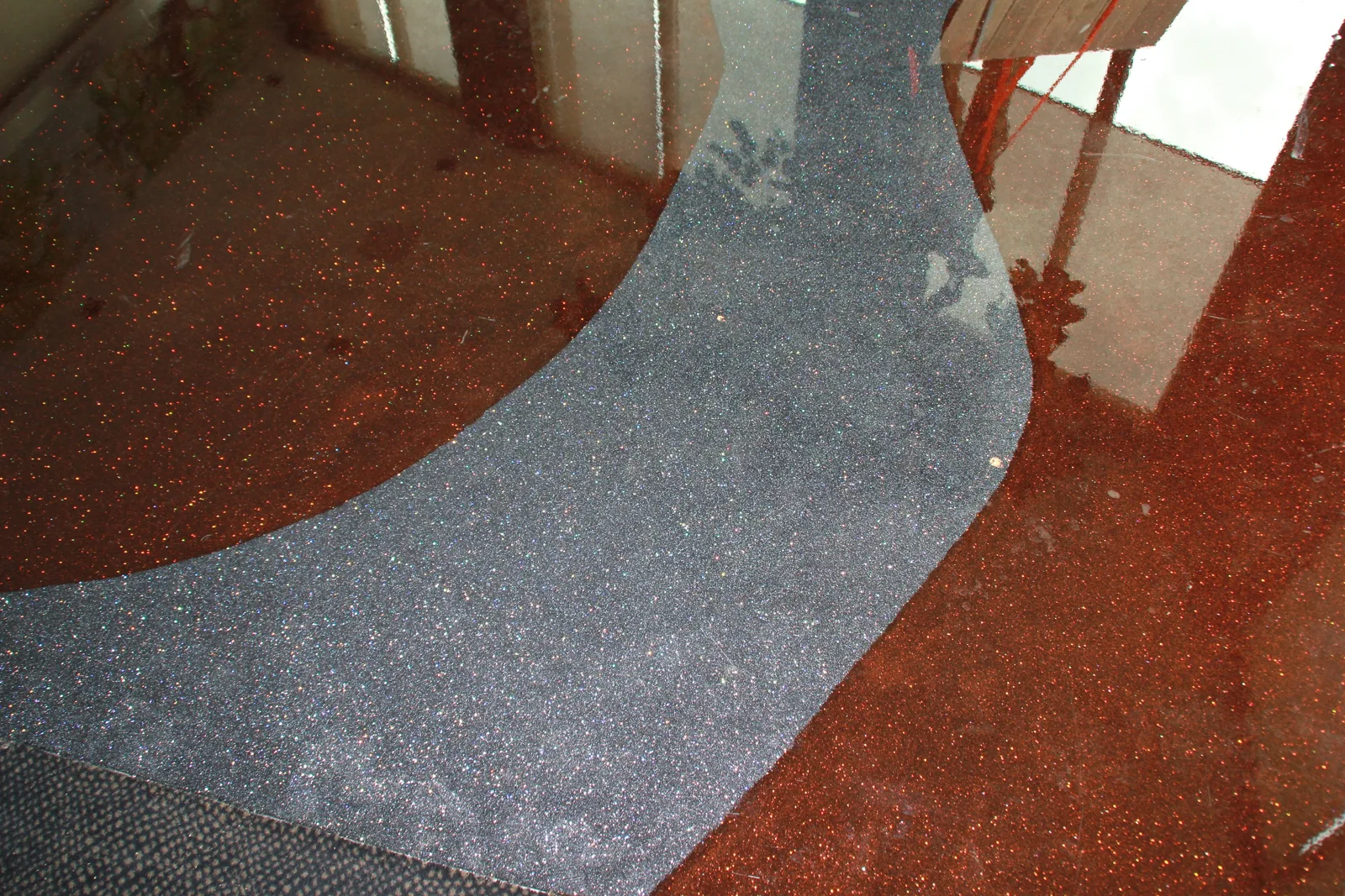 Rode en blauwe Comforpur 680 Glitter vloer met gebogen looppad