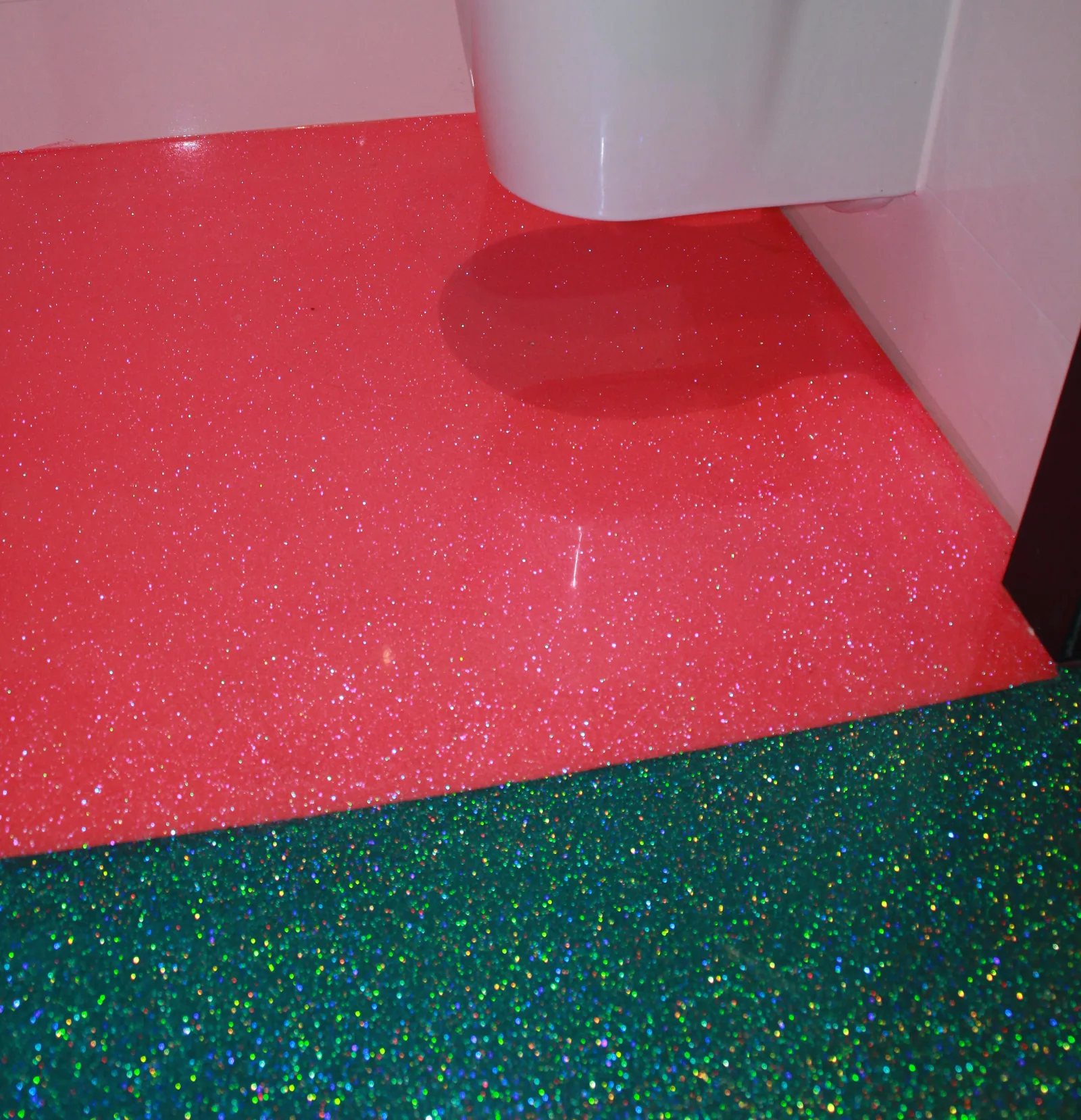 Comforpur 680 Glitter in rood en groen in een sanitaire ruimte
