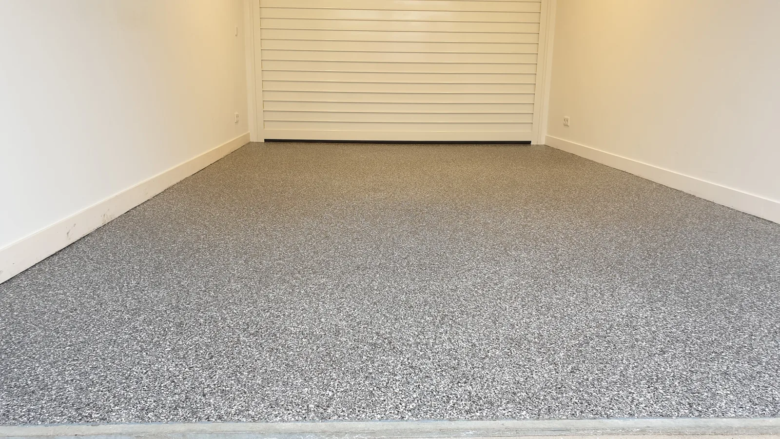 Grijze Comforpox Granito Flake vloer in een garage