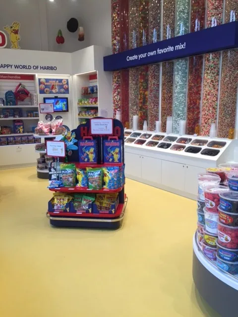 Gele comforpur 660 uni gietvloer in de haribo winkel in rosada