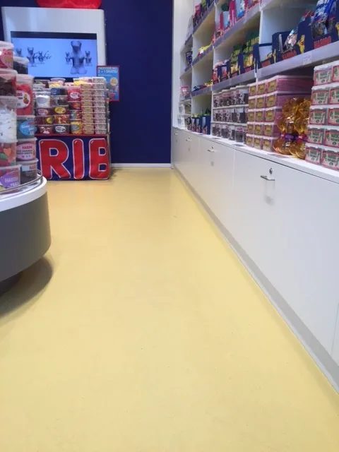 Gele comforpur 660 uni gietvloer in de haribo winkel in rosada, detail 1